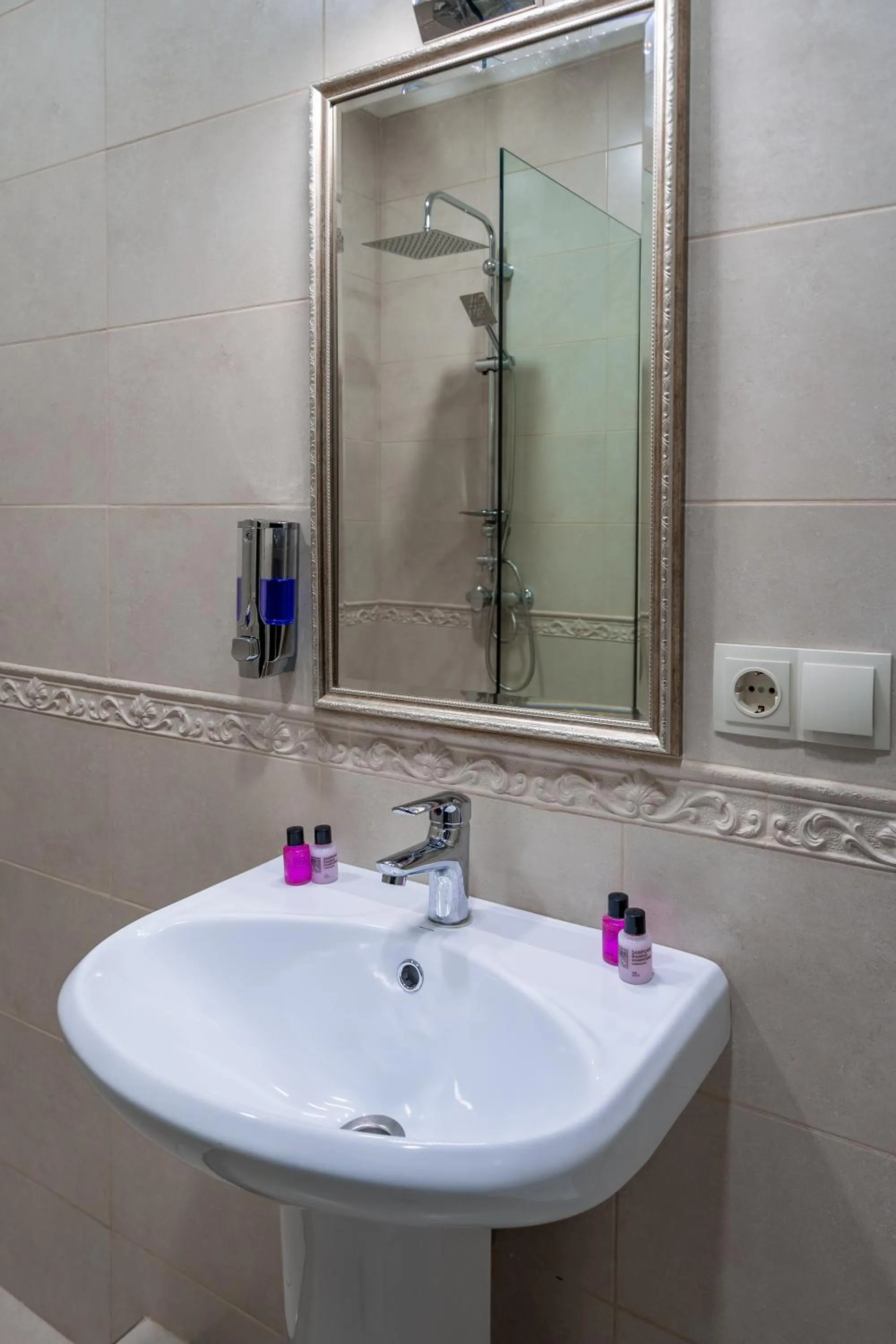 Bathroom in Golden Light Hotel