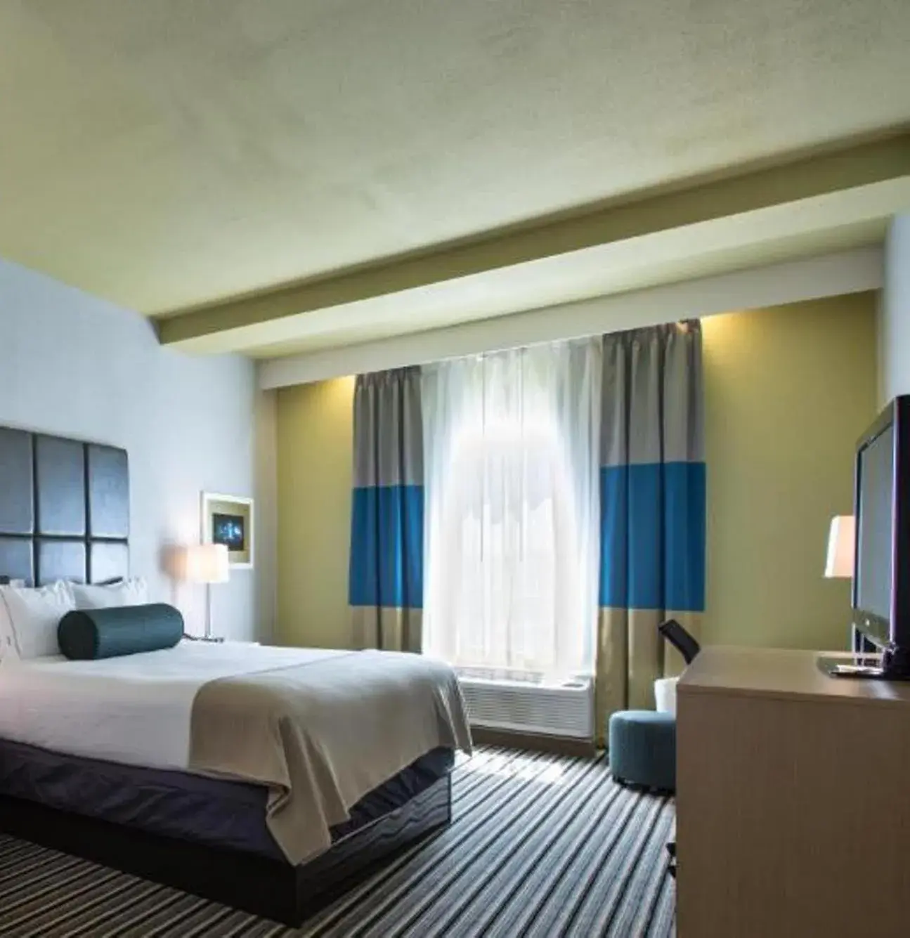 Standard King Room with Roll-In Shower - Communications Access in Holiday Inn Express & Suites Carlisle - Harrisburg Area by IHG Standard King Room with Roll-In Shower - Communications Access in Holiday Inn Express & Suites Carlisle - Harrisburg Area by IHG