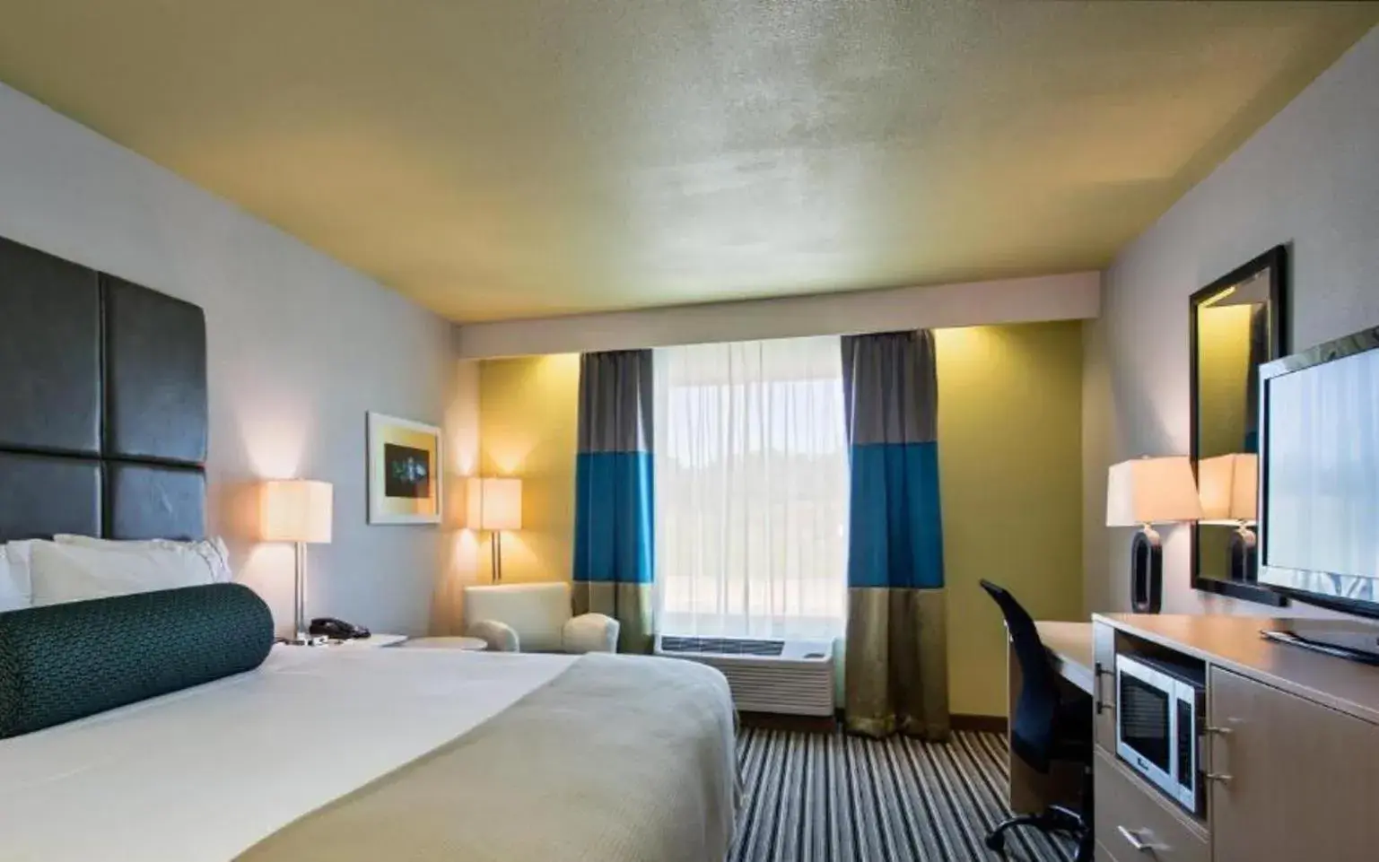 Standard Room in Holiday Inn Express & Suites Carlisle - Harrisburg Area by IHG Standard Room in Holiday Inn Express & Suites Carlisle - Harrisburg Area by IHG
