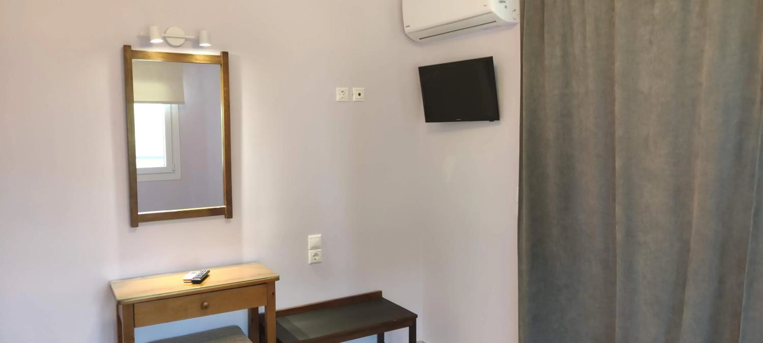 TV and multimedia in Anna Studio and Apartments