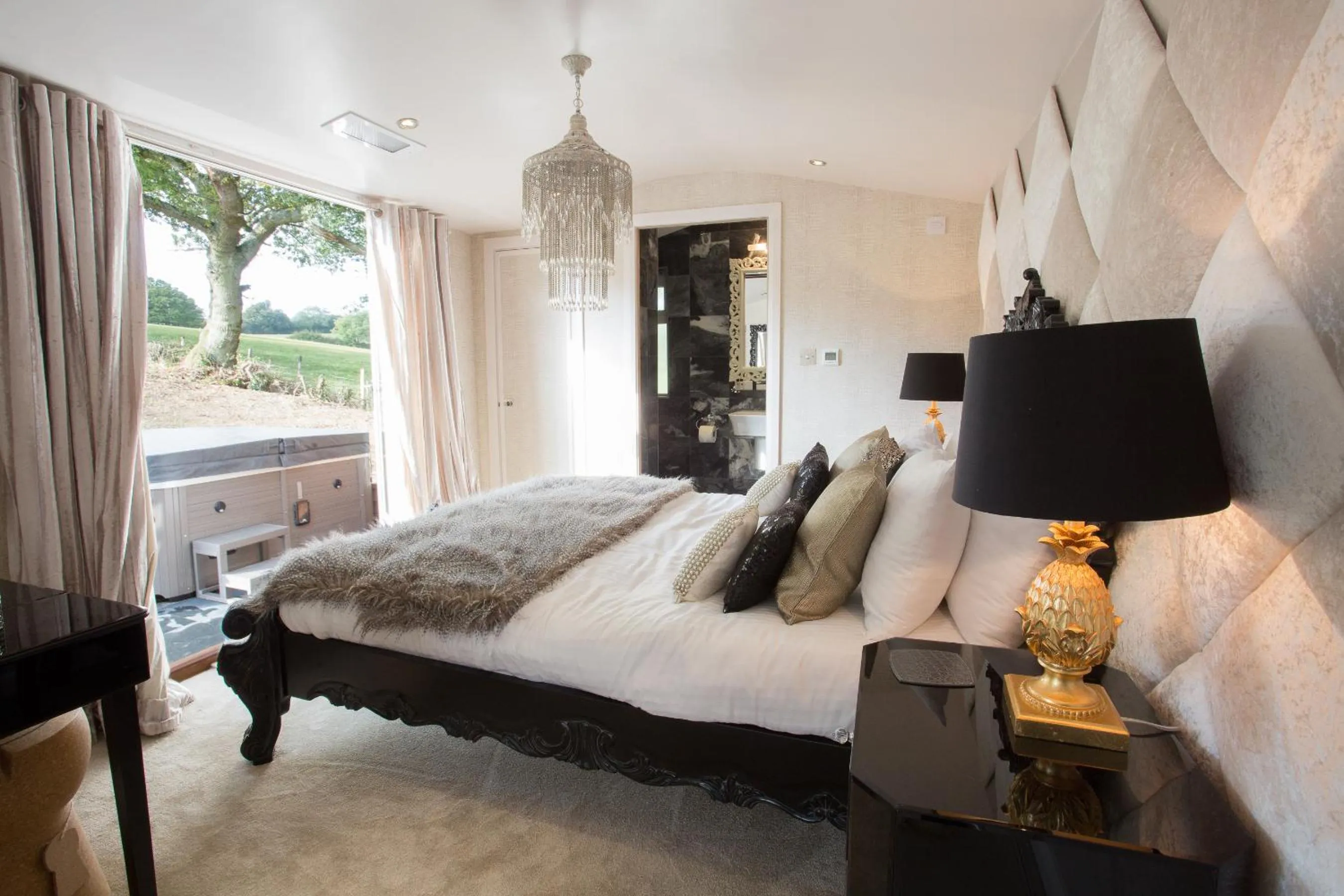 Bedroom, Bed in Who'd A Thought It