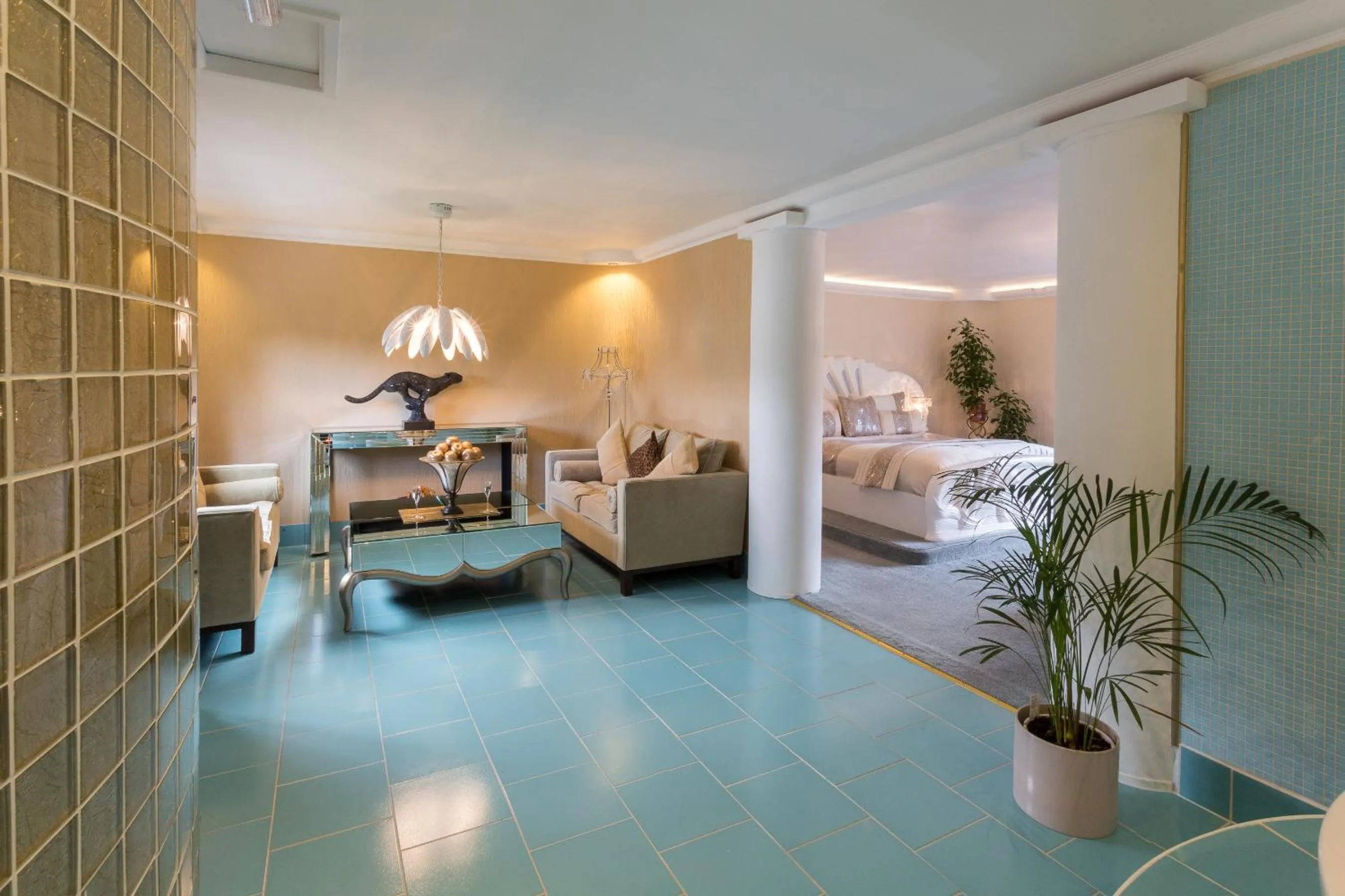 Photo of the whole room, Bed in Who'd A Thought It