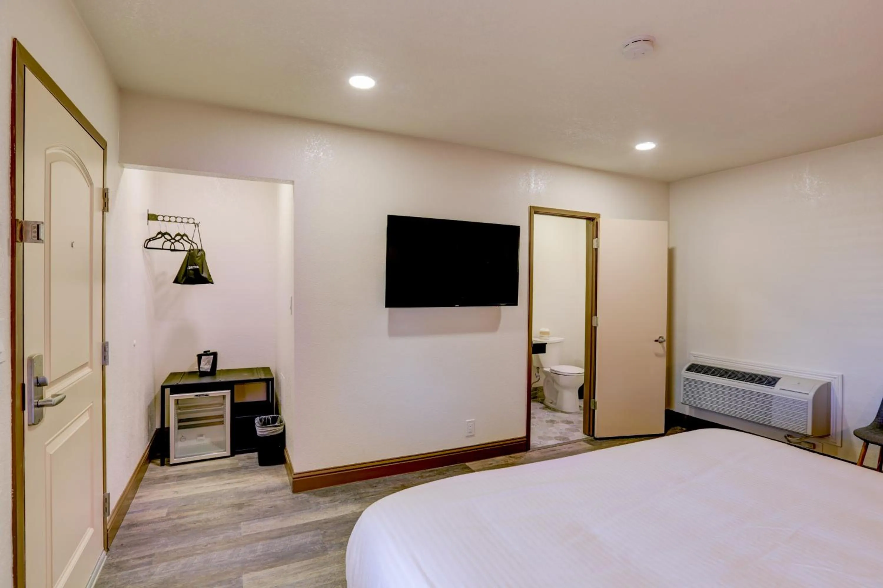 TV and multimedia, Bed in The Greens Hotel on Stockton