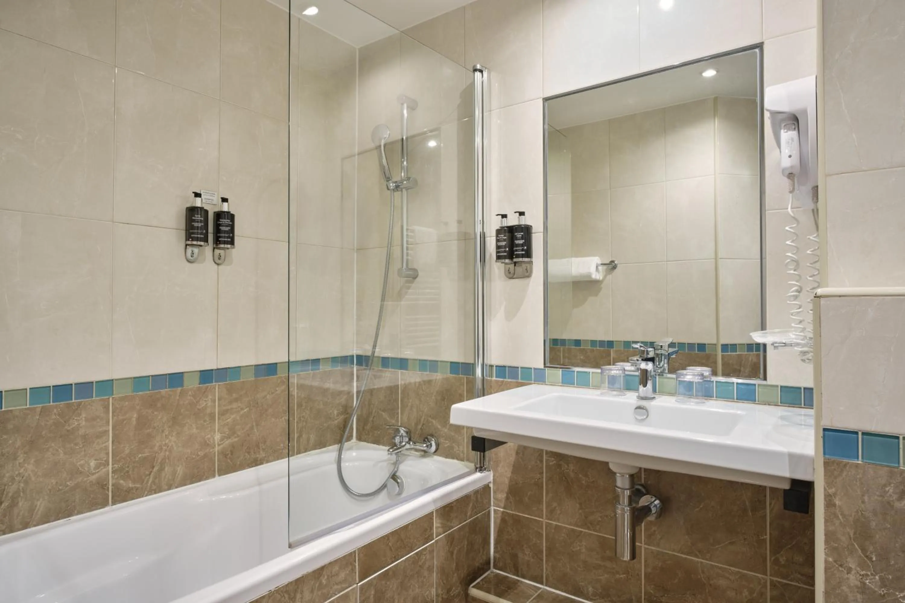 Bathroom in Hotel Etoile Saint Ferdinand by Happyculture