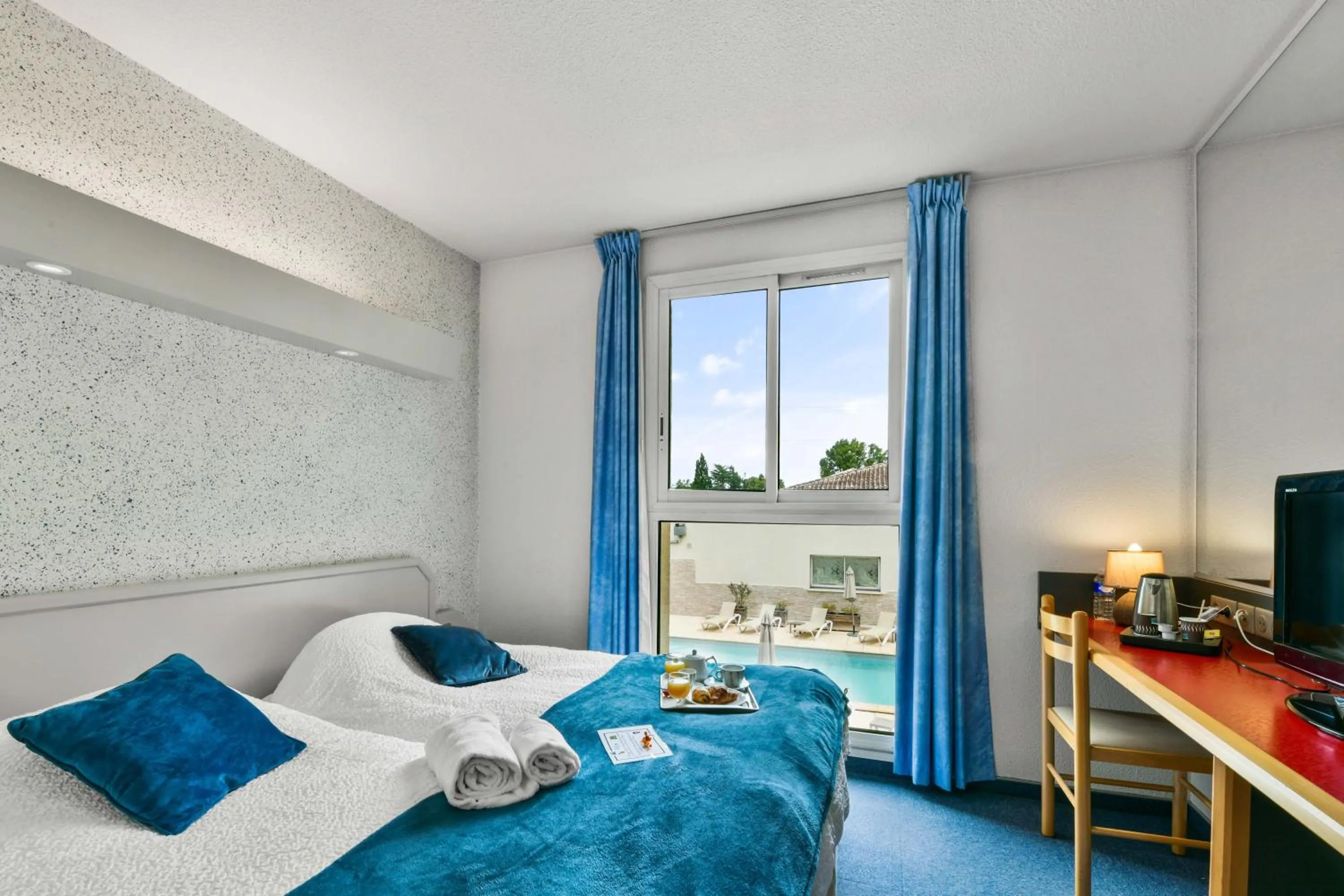 Bed in Logis Hôtel & Restaurant Ludik