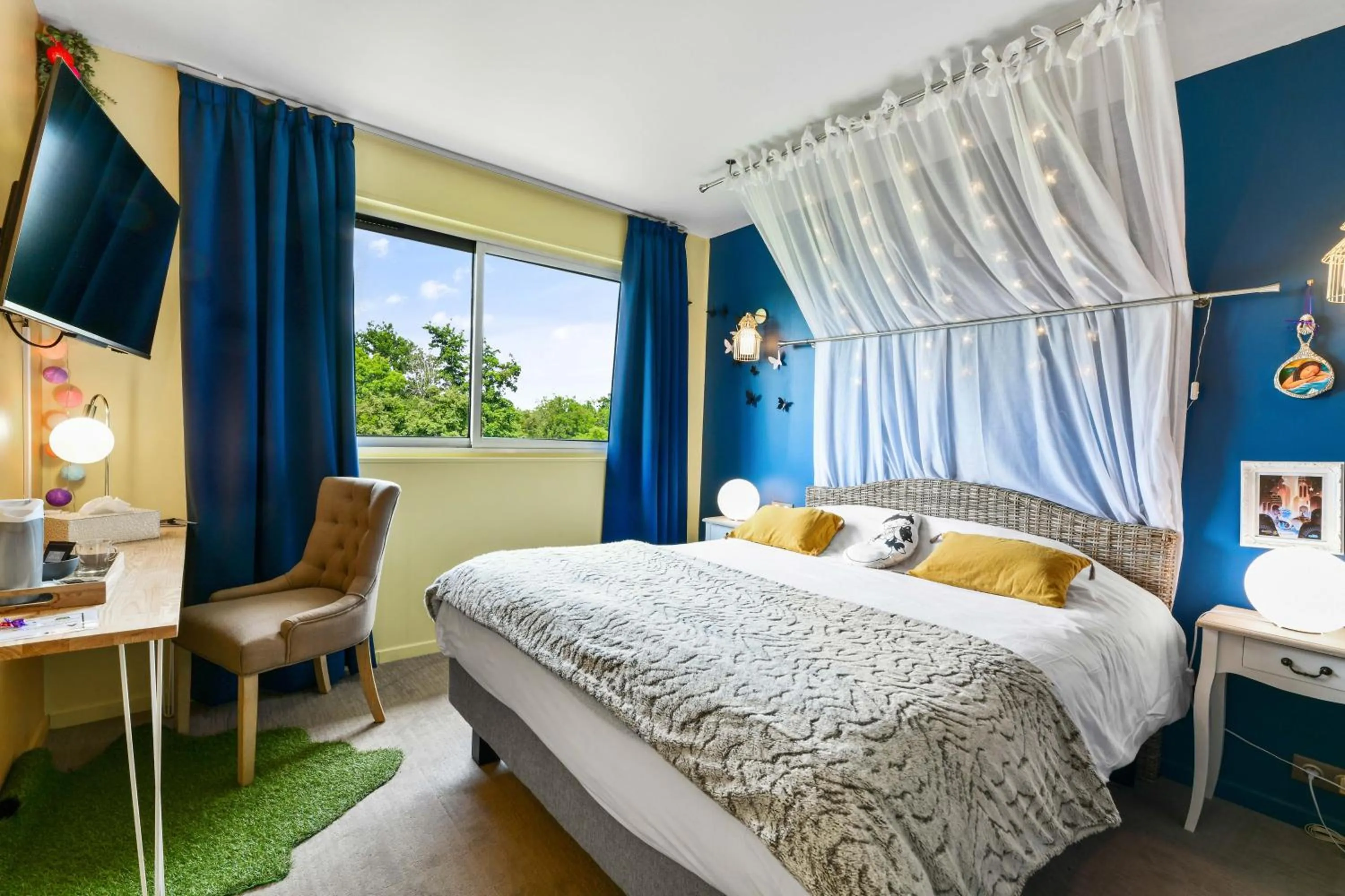 Bed in Logis Hôtel & Restaurant Ludik