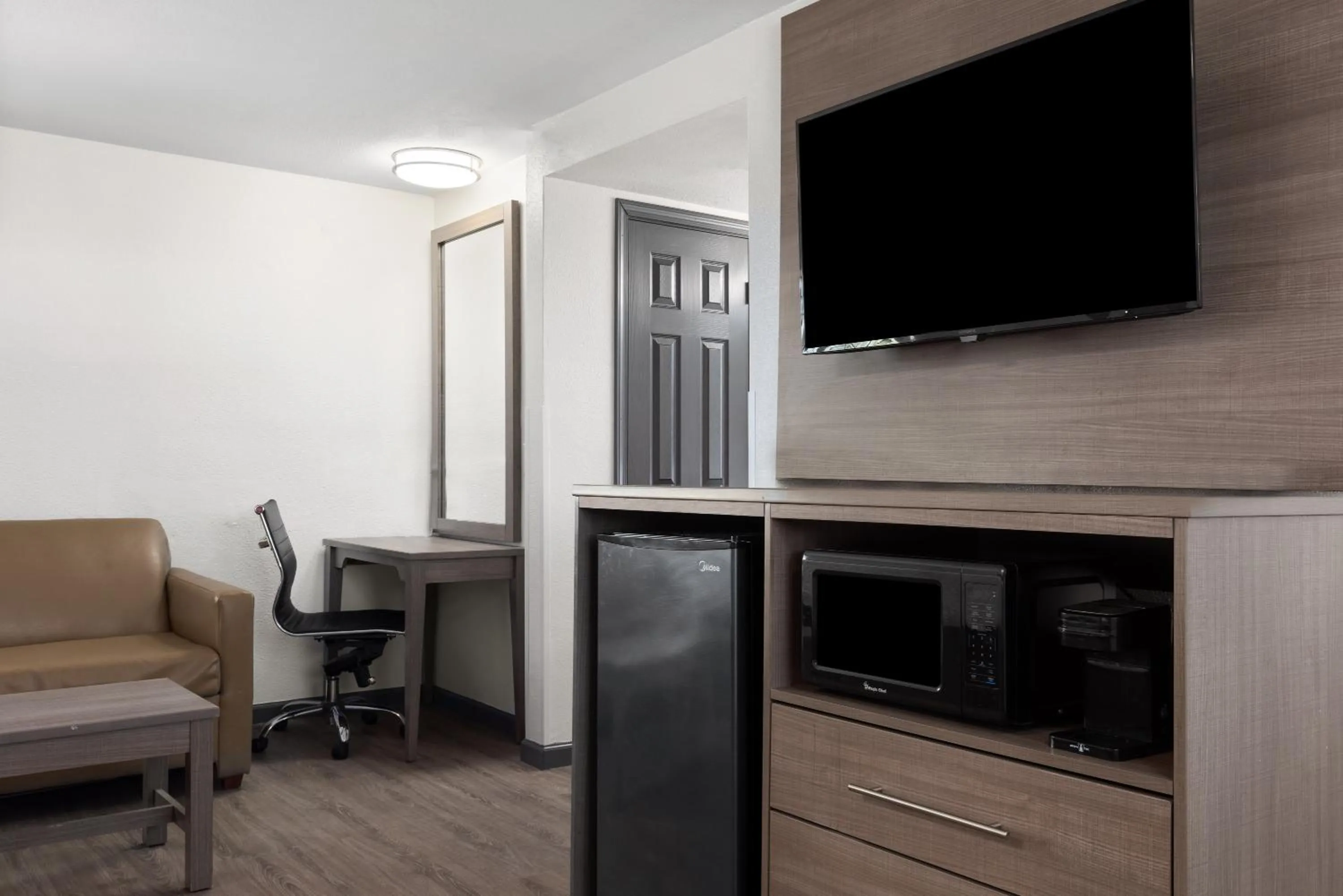 TV and multimedia in Ramada by Wyndham Medford Airport North