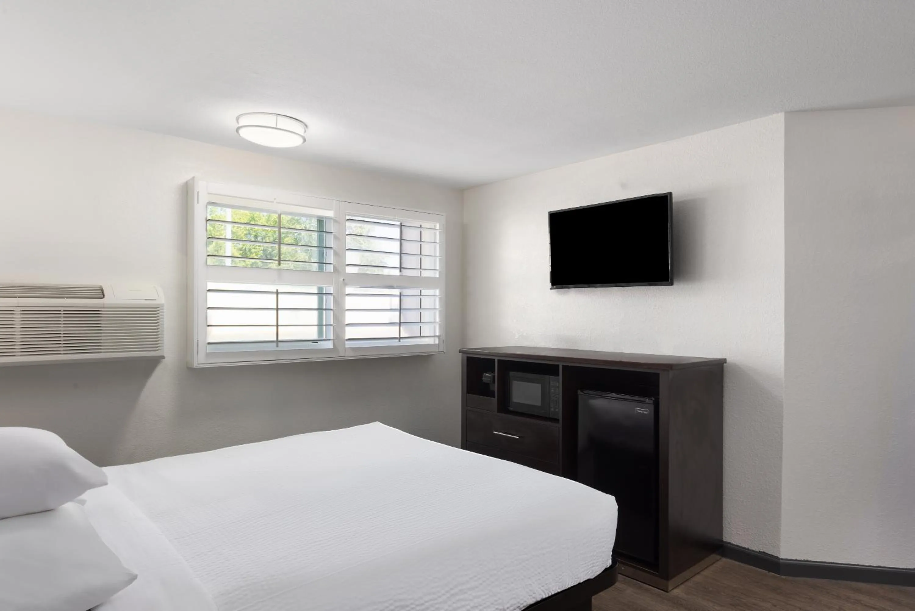 Bedroom, Bed in Ramada by Wyndham Medford Airport North