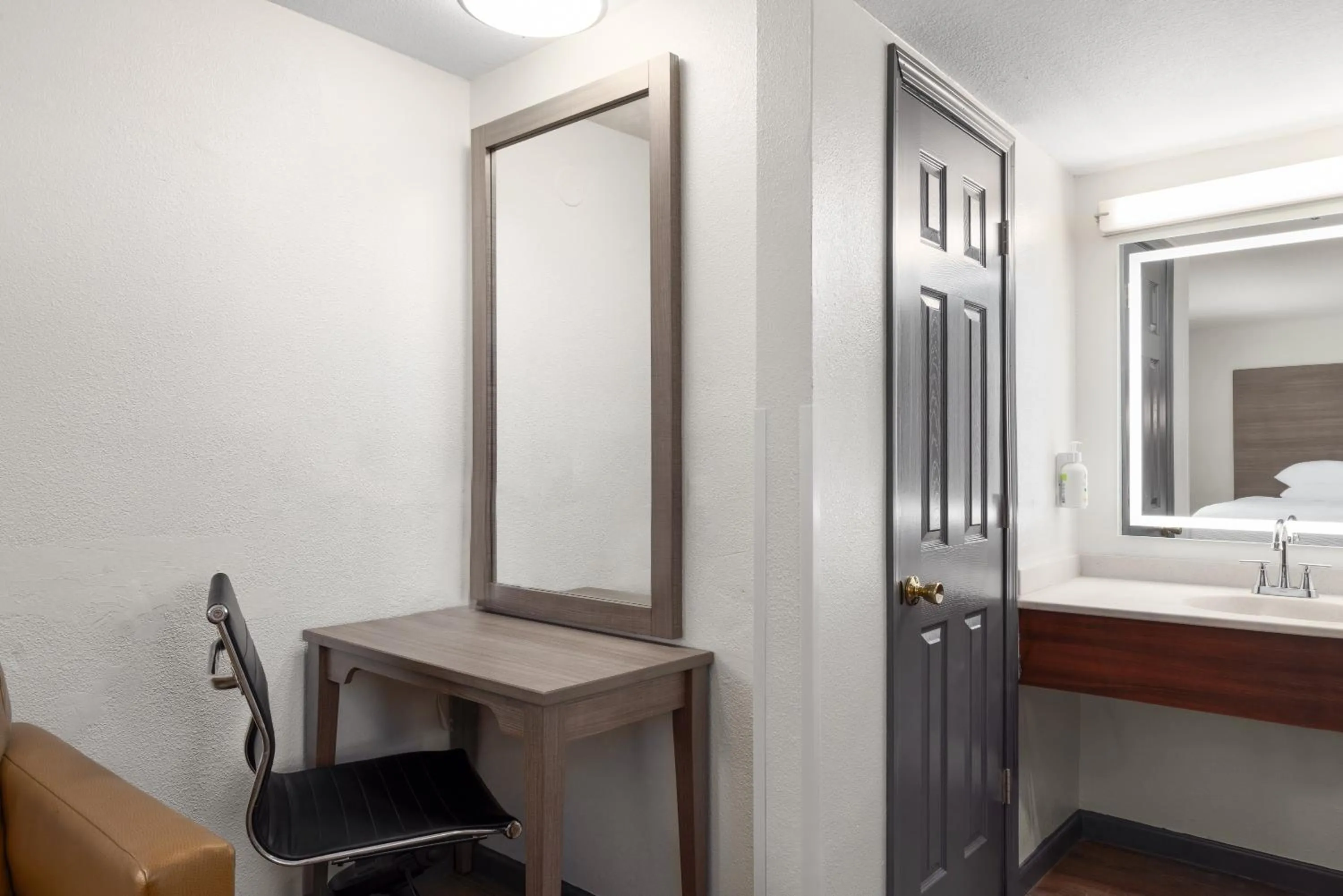 Bathroom, Bed in Ramada by Wyndham Medford Airport North