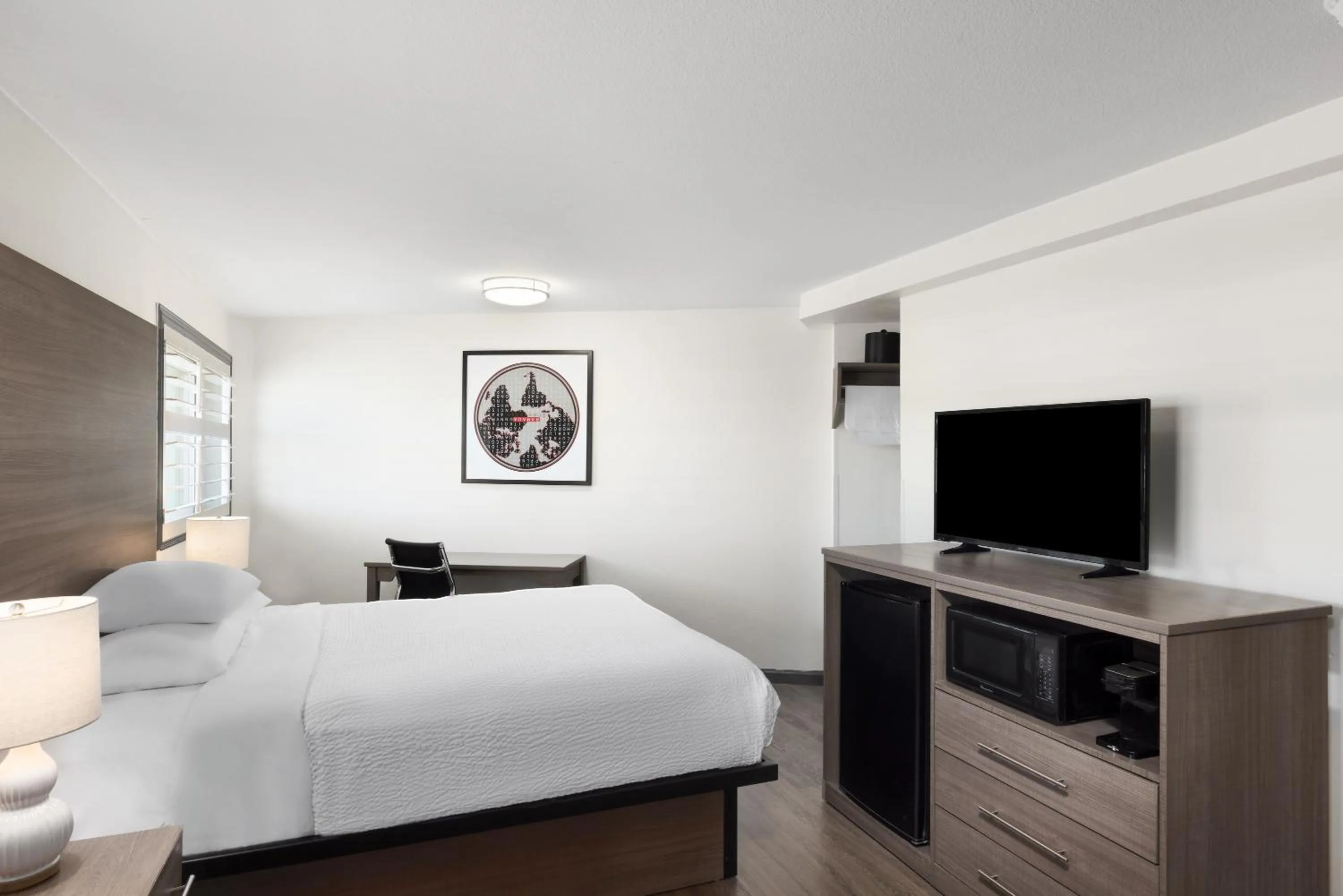 Bedroom, Bed in Ramada by Wyndham Medford Airport North