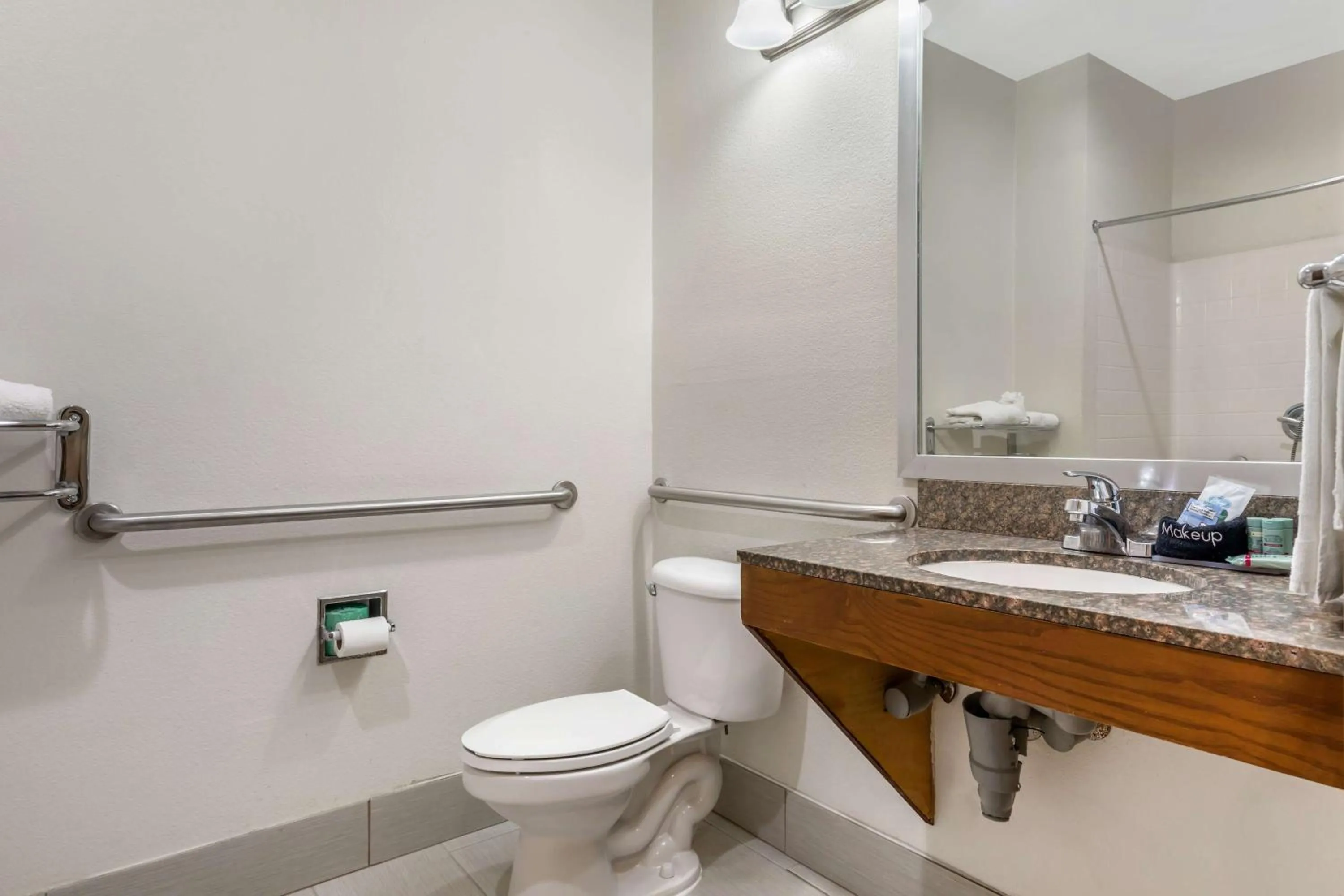 Bathroom in Best Western Club House Inn & Suites