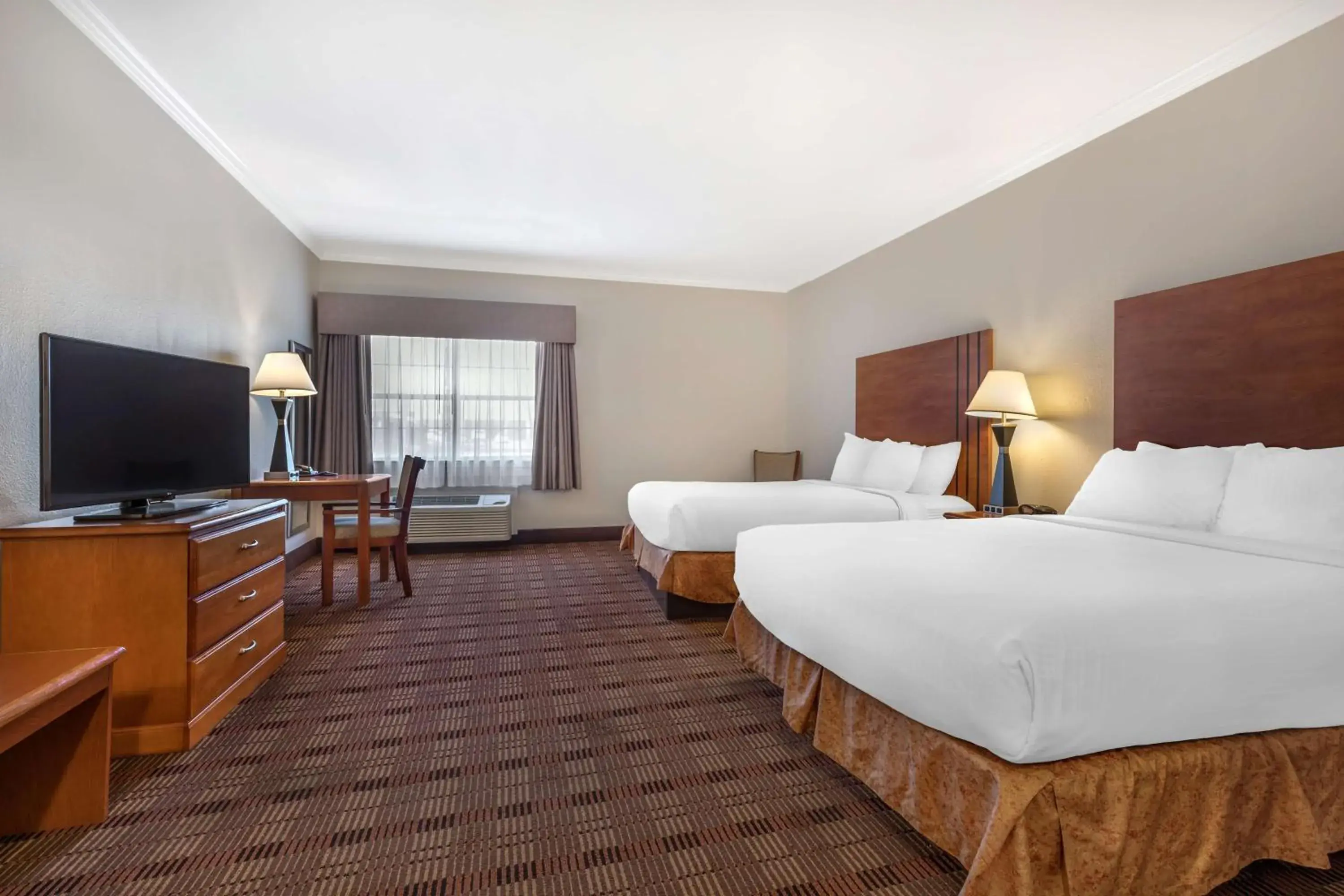 Queen Room with Two Queen Beds - Non Smoking in Best Western Club House Inn & Suites Queen Room with Two Queen Beds - Non Smoking in Best Western Club House Inn & Suites