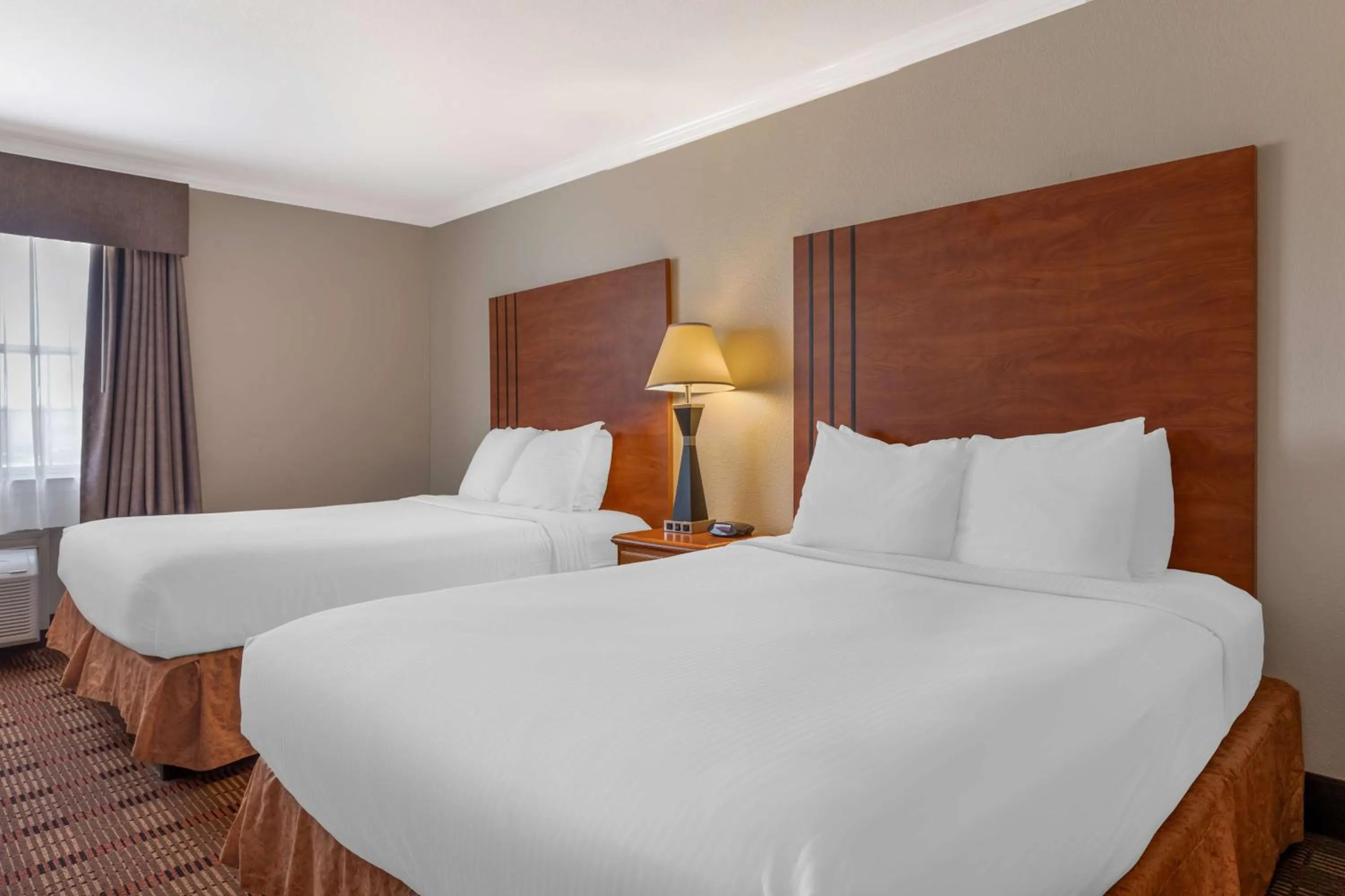 Photo of the whole room, Bed in Best Western Club House Inn & Suites