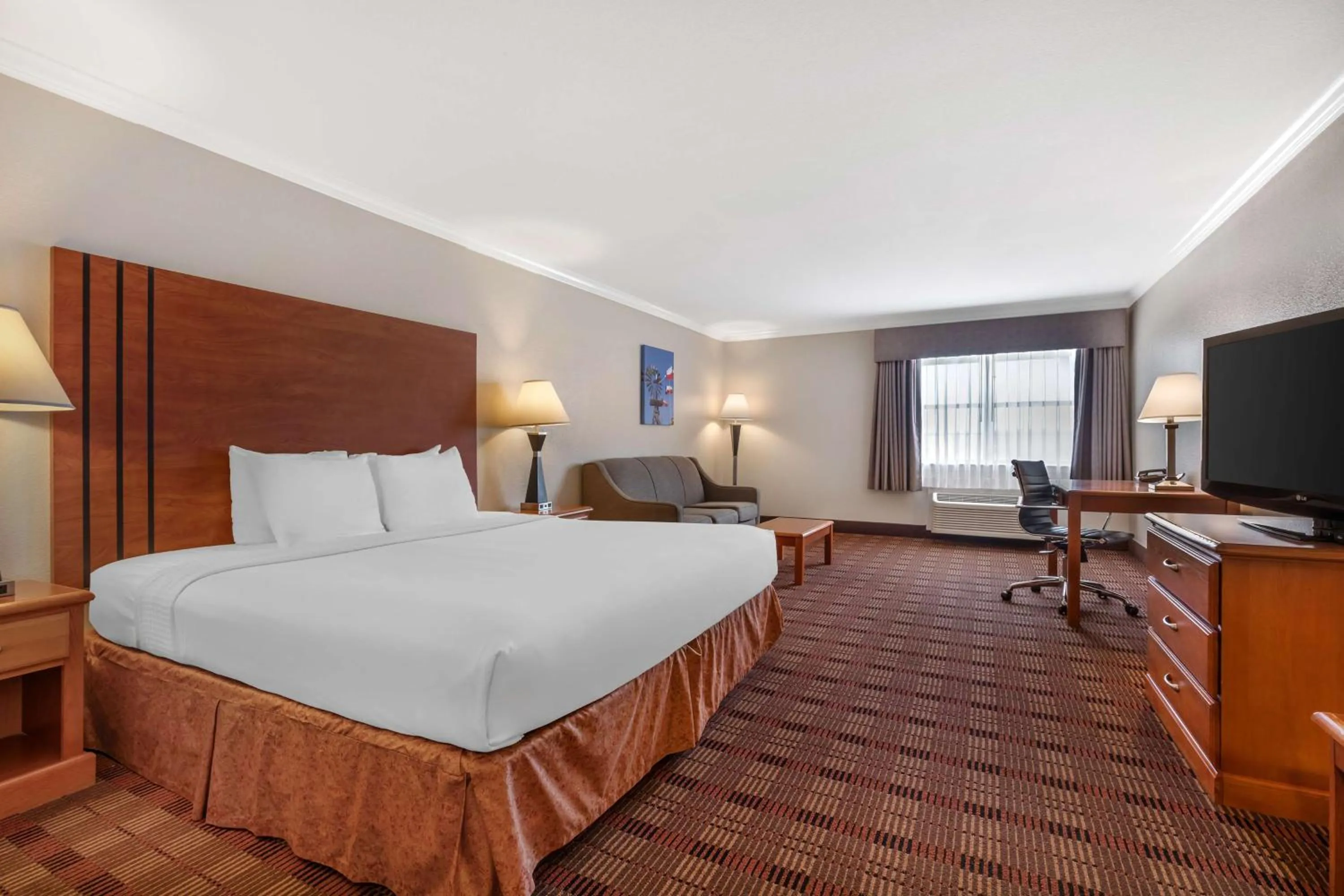 Bedroom, Bed in Best Western Club House Inn & Suites