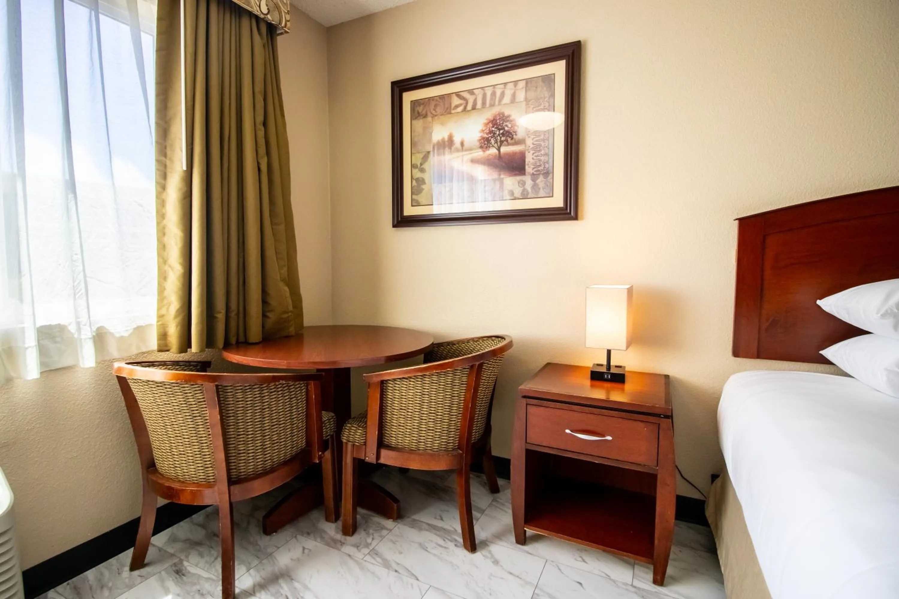 Seating area, Bed in Red Lion Inn & Suites Vancouver