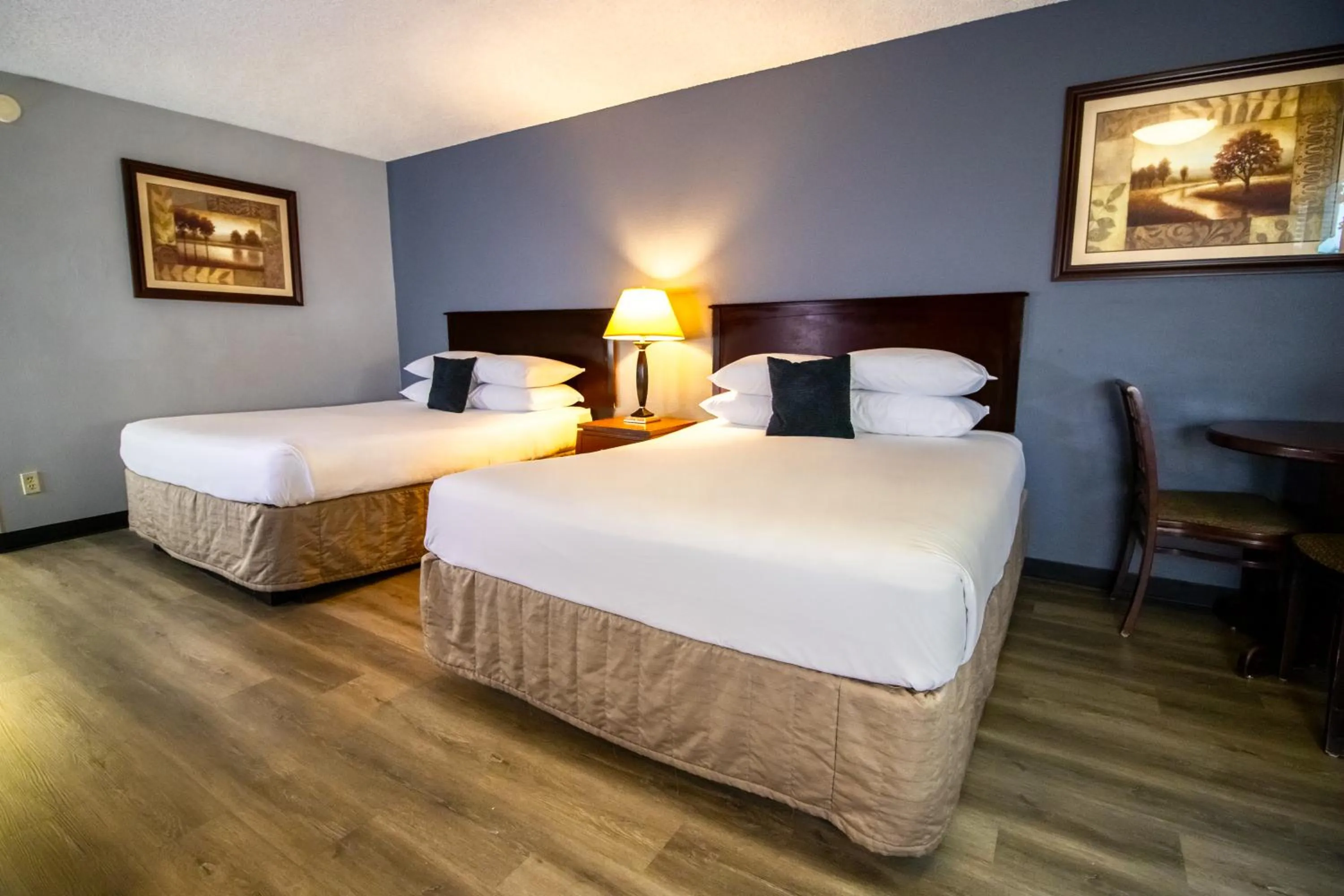 Bed in Red Lion Inn & Suites Vancouver