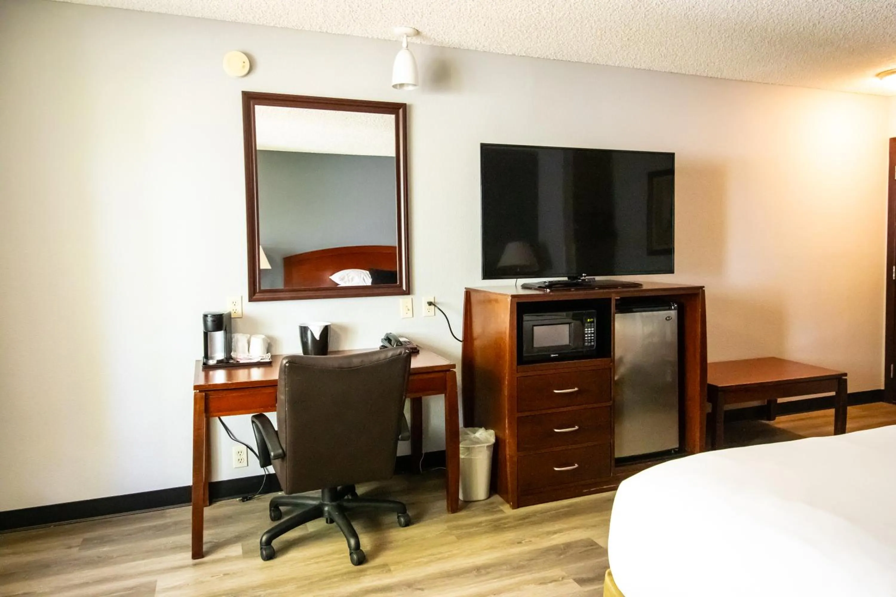 TV and multimedia in Red Lion Inn & Suites Vancouver