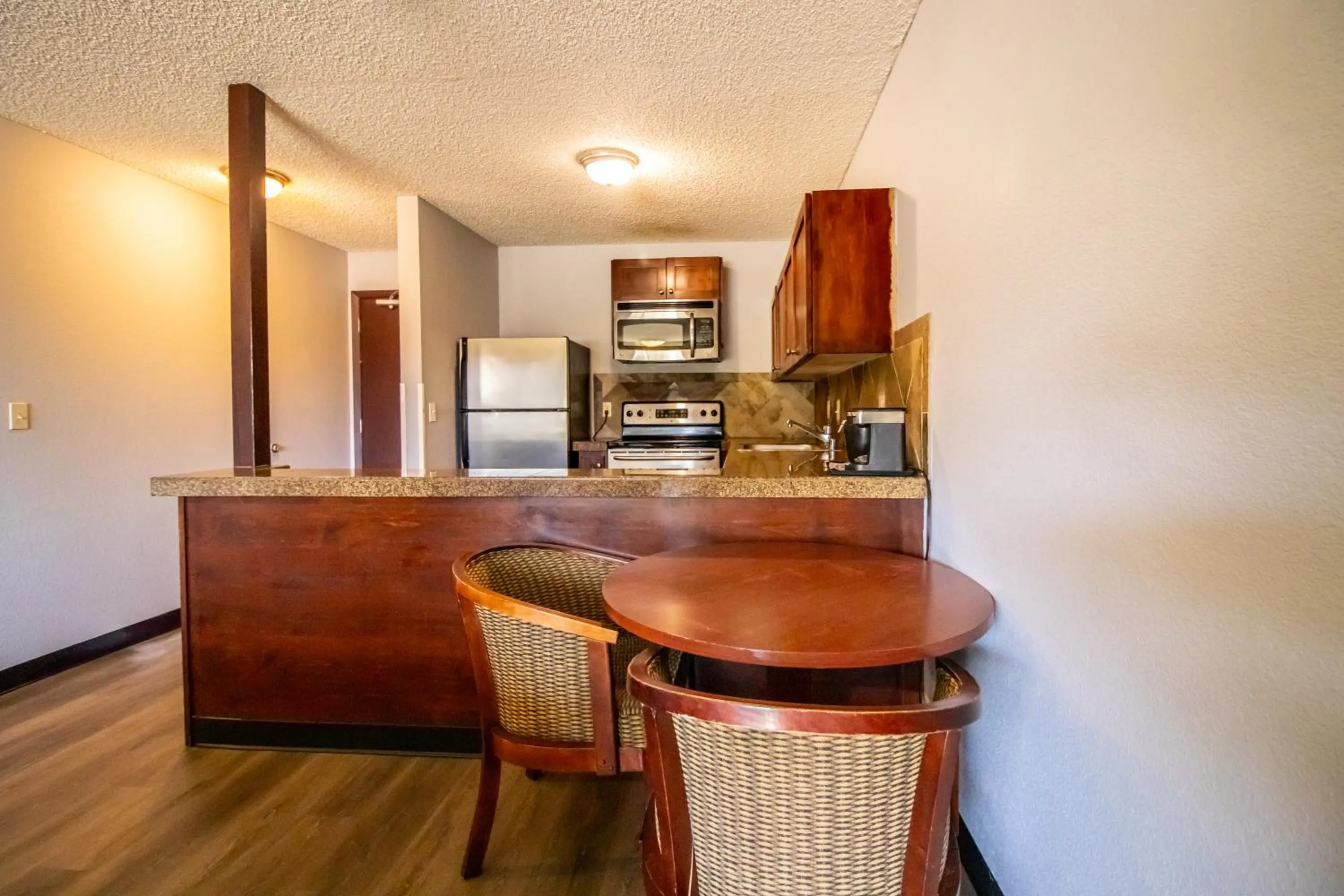Kitchen or kitchenette in Red Lion Inn & Suites Vancouver