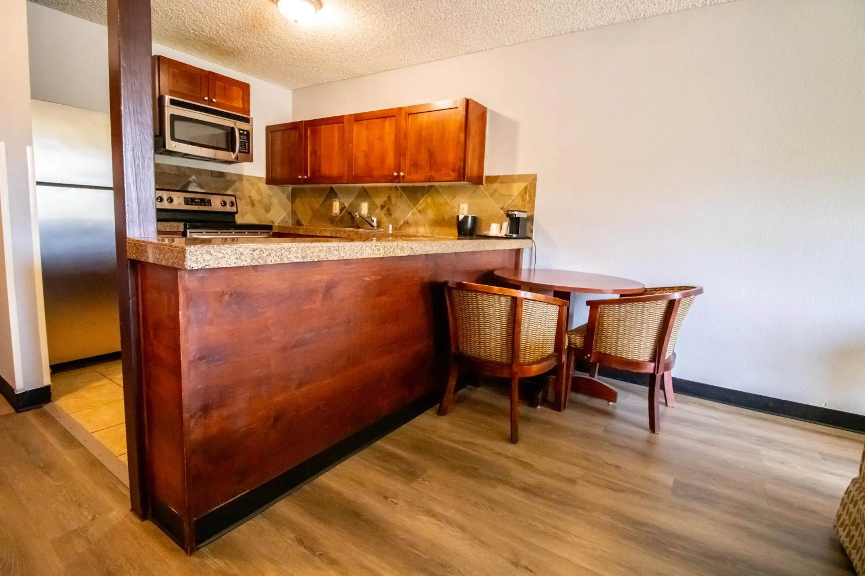 Kitchen or kitchenette in Red Lion Inn & Suites Vancouver