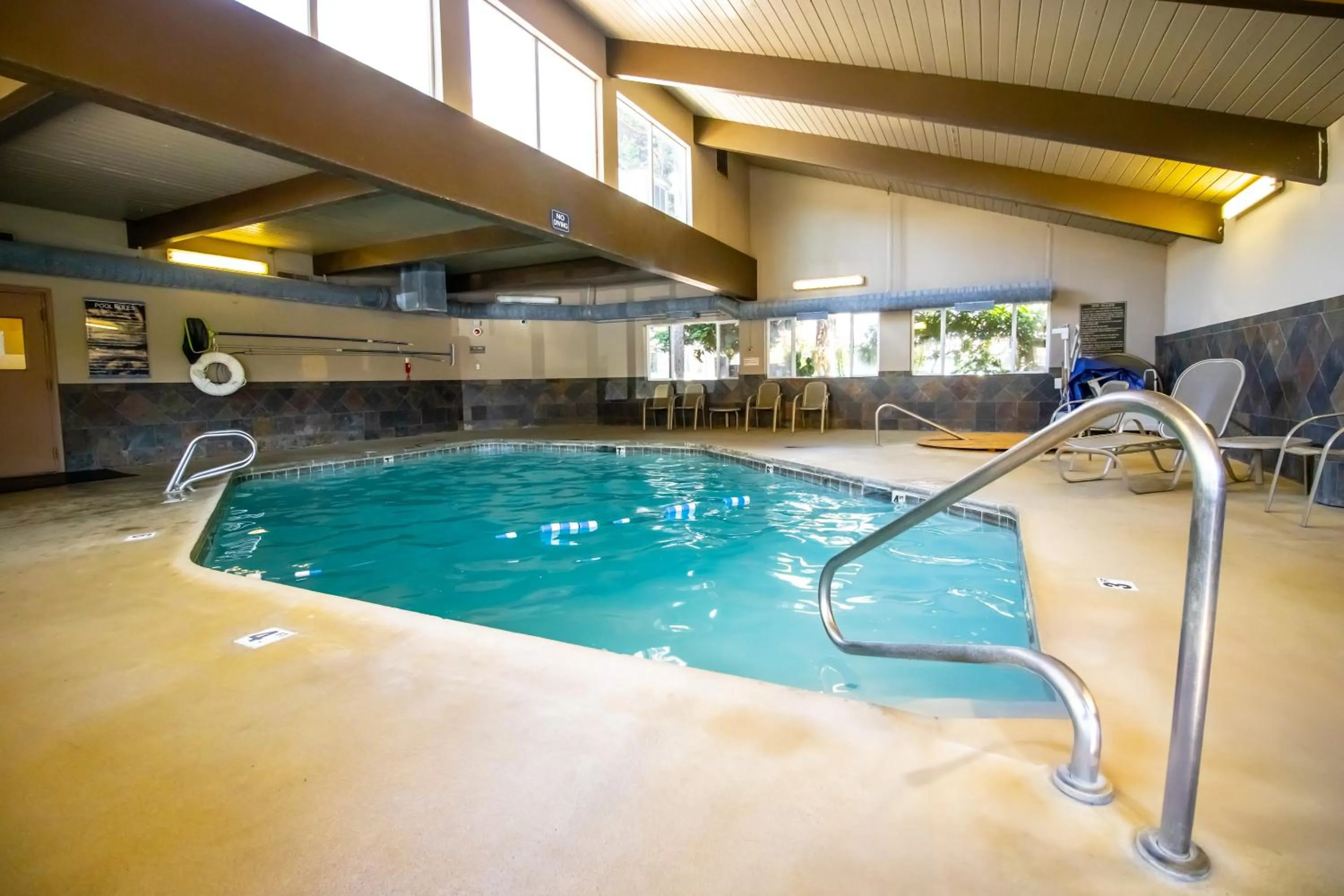 Swimming pool in Red Lion Inn & Suites Vancouver