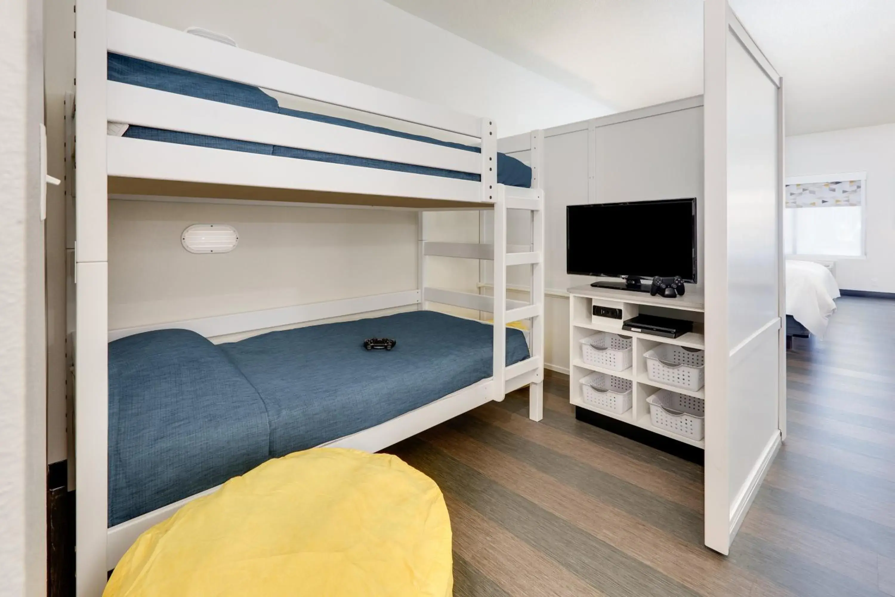 King Suite with One Bunk Bed in Holiday Inn Twin Falls by IHG King Suite with One Bunk Bed in Holiday Inn Twin Falls by IHG