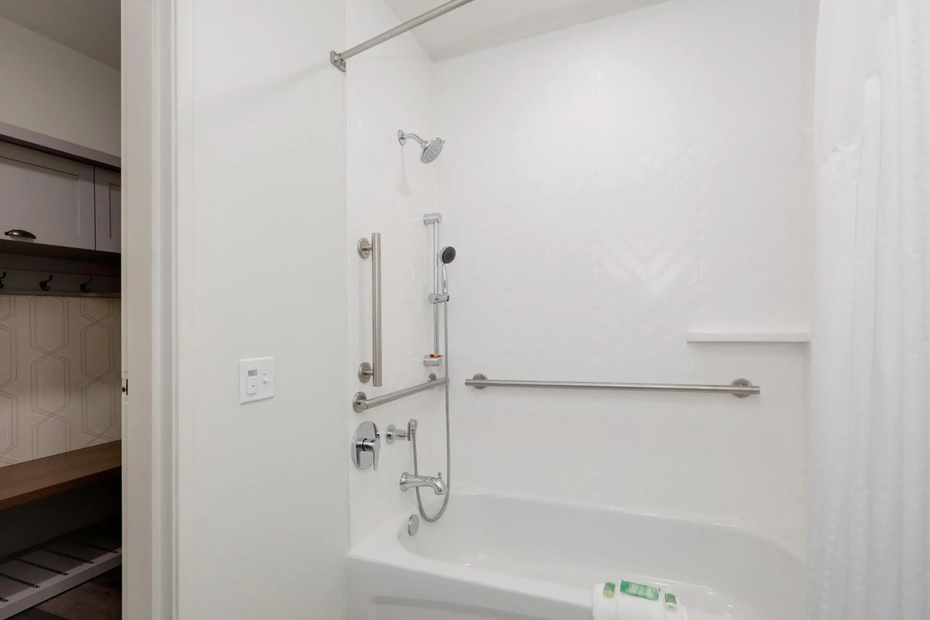 Deluxe King Room - Mobility Access in Holiday Inn Twin Falls by IHG Deluxe King Room - Mobility Access in Holiday Inn Twin Falls by IHG