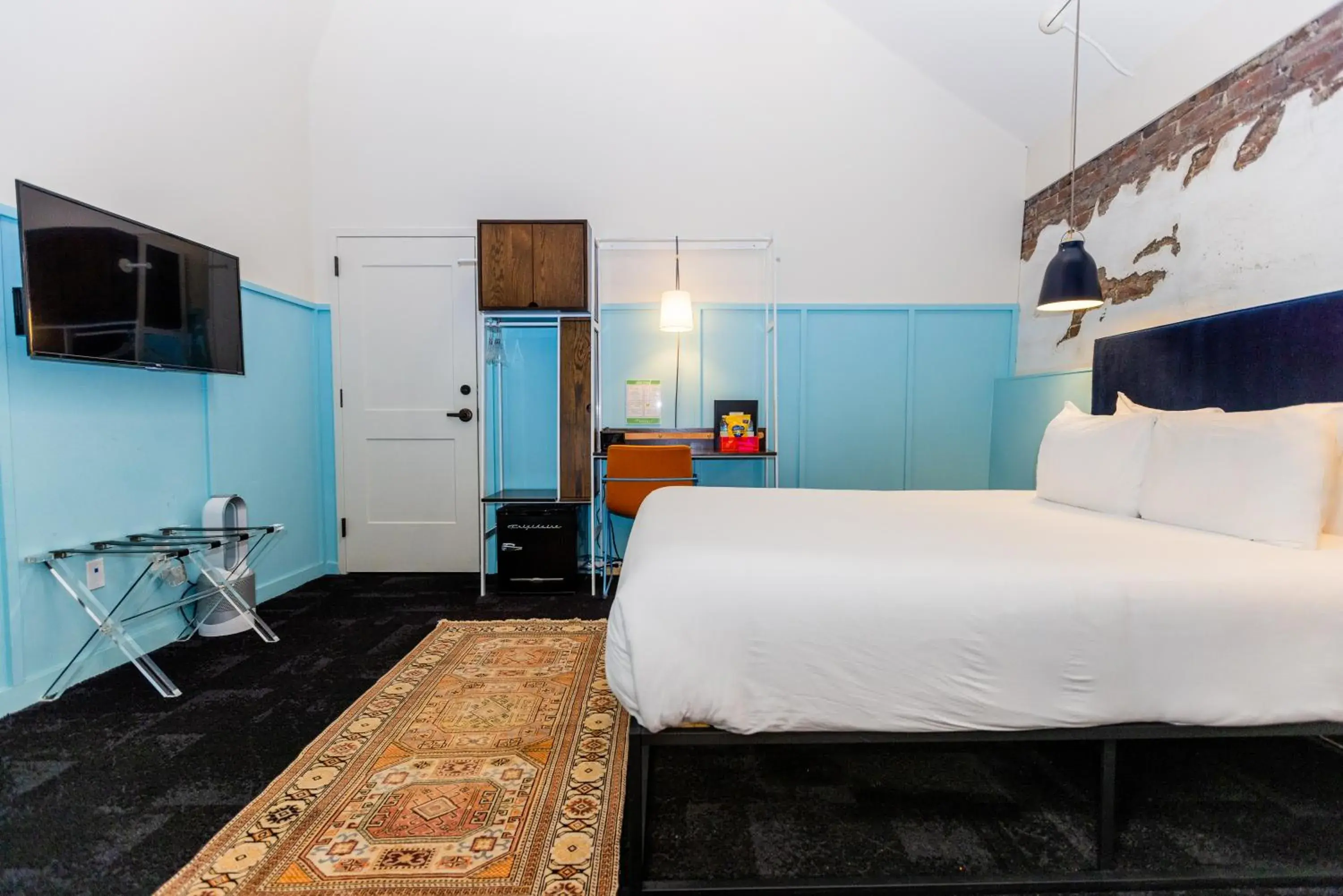 Room 2:9 - Deluxe Skylight Queen in The Russell Room 2:9 - Deluxe Skylight Queen in The Russell