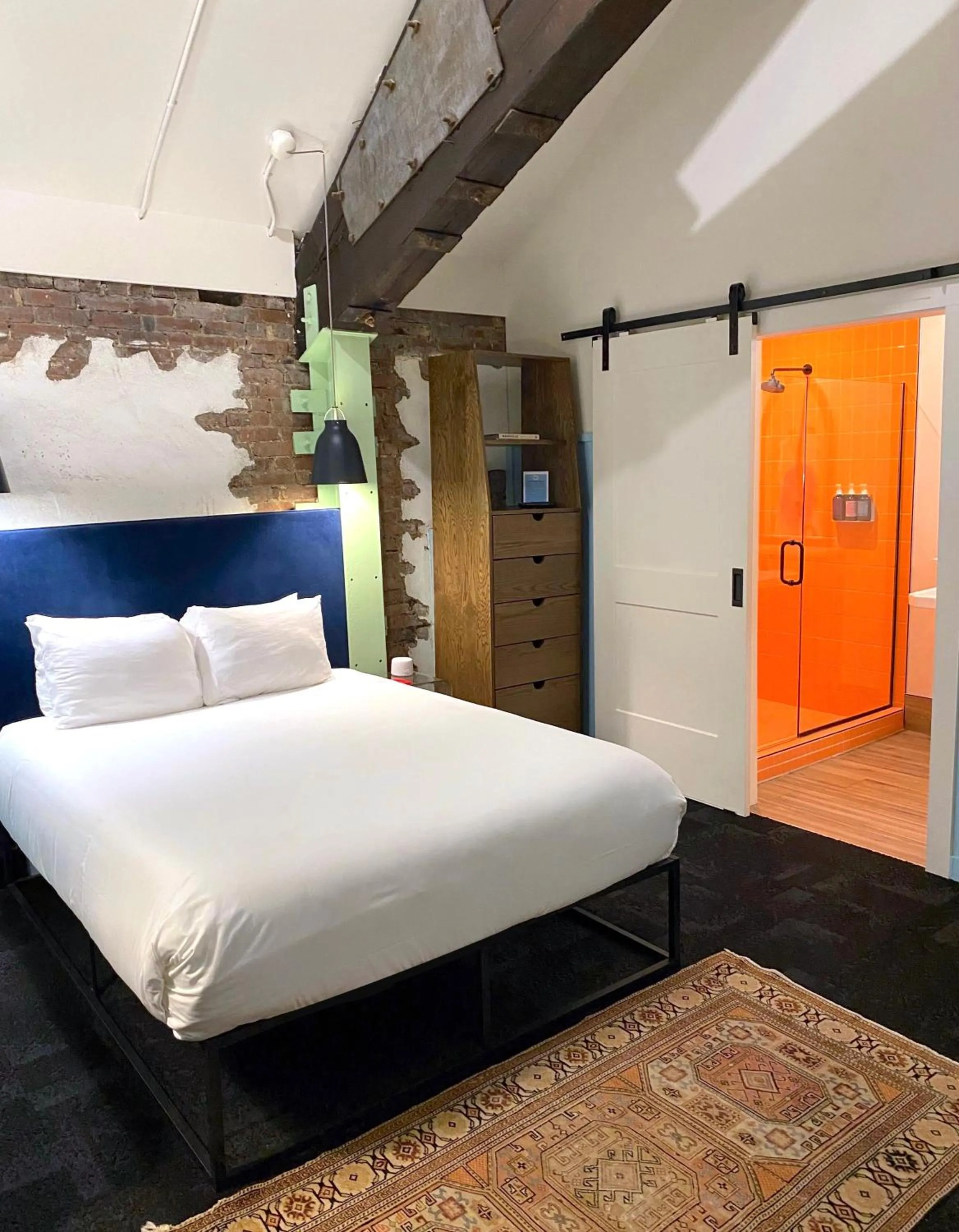 Bathroom, Bed in The Russell