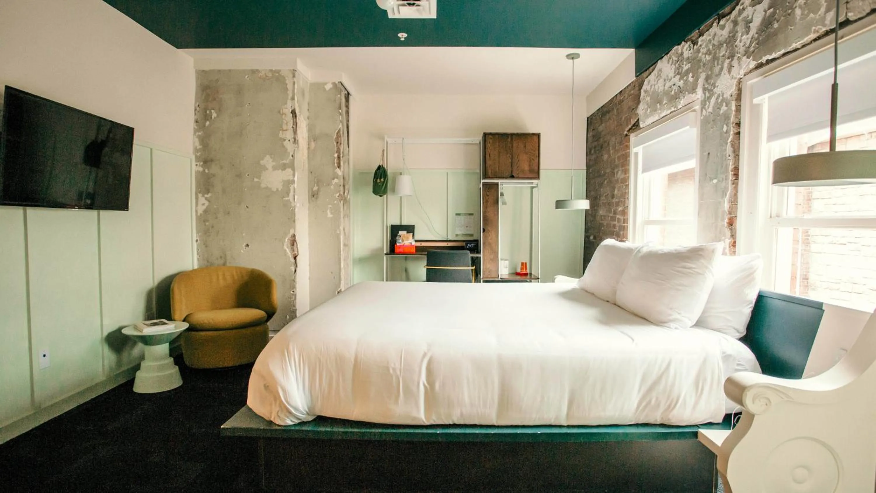 TV and multimedia, Bed in The Russell