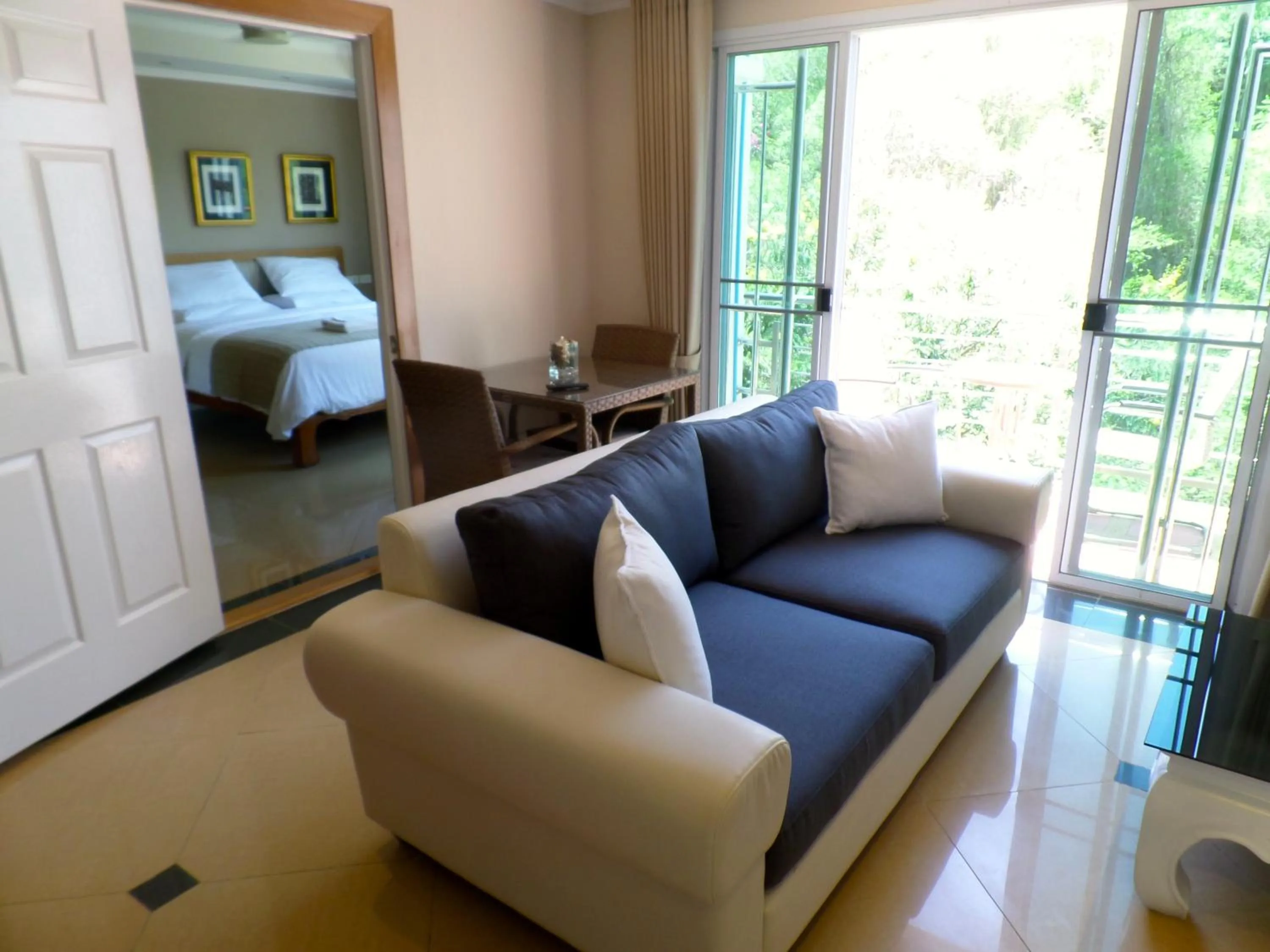 Living room, Bed in Westbury Residence