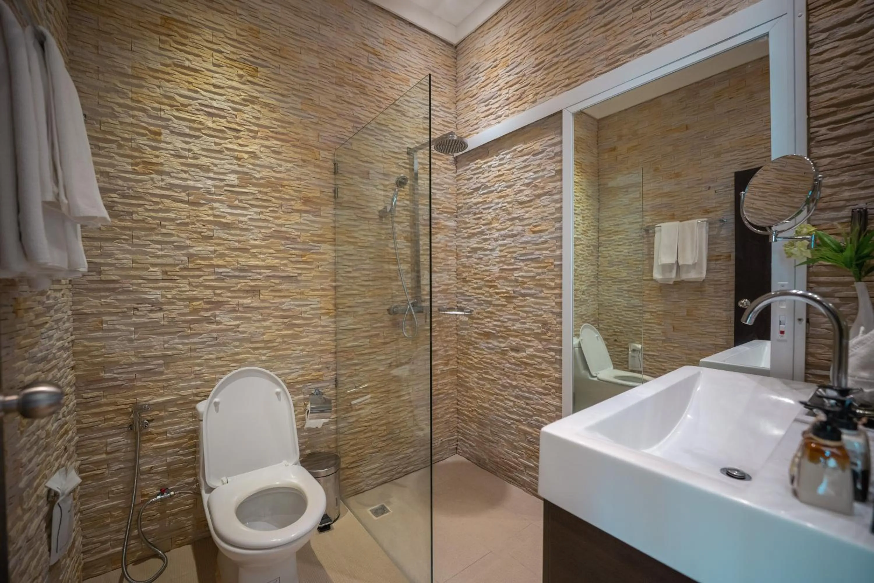 Toilet in Dhevan Dara Beach Villa Kuiburi