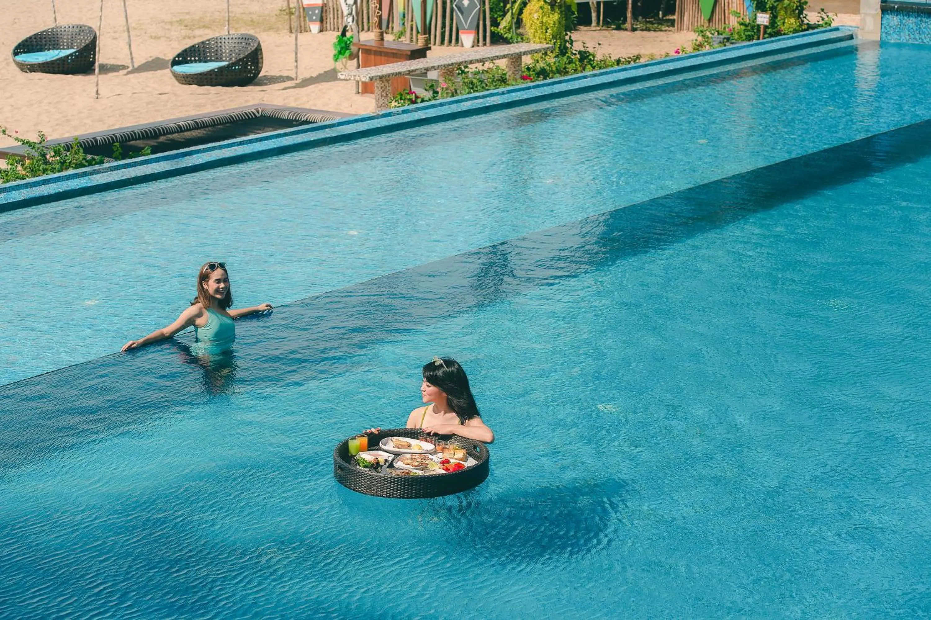 Swimming pool in Dhevan Dara Beach Villa Kuiburi