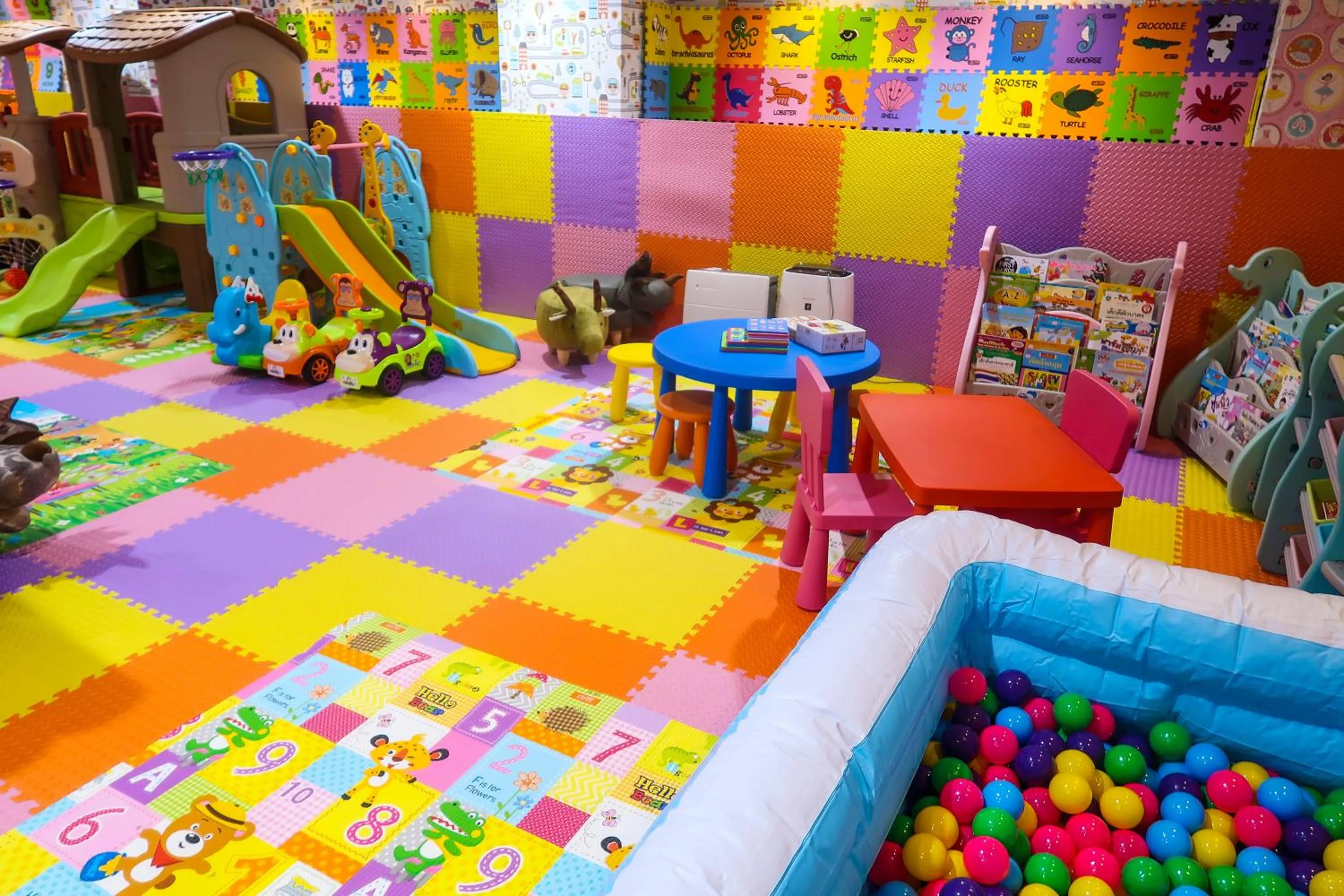 Area and facilities in Dhevan Dara Beach Villa Kuiburi