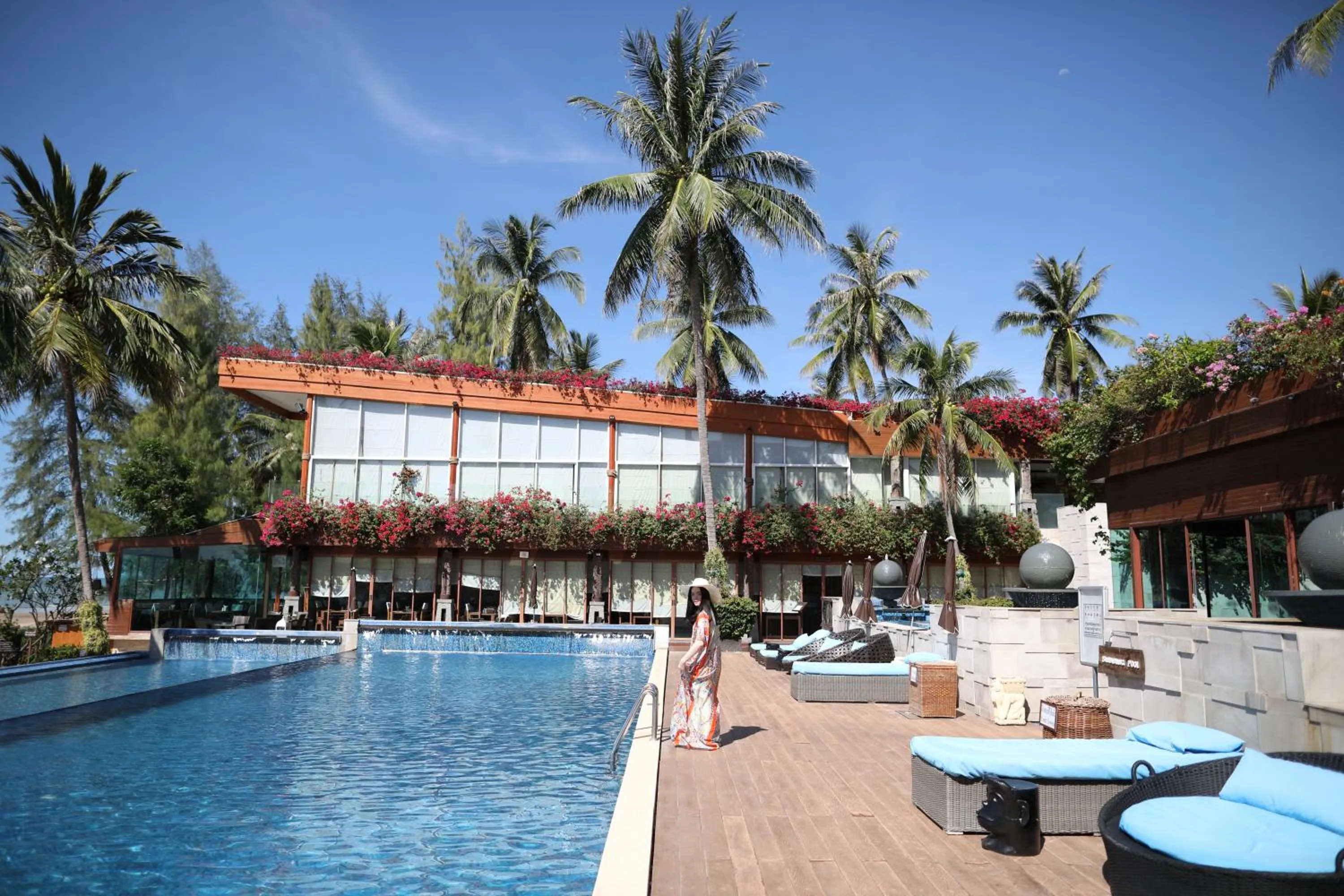 Swimming pool in Dhevan Dara Beach Villa Kuiburi