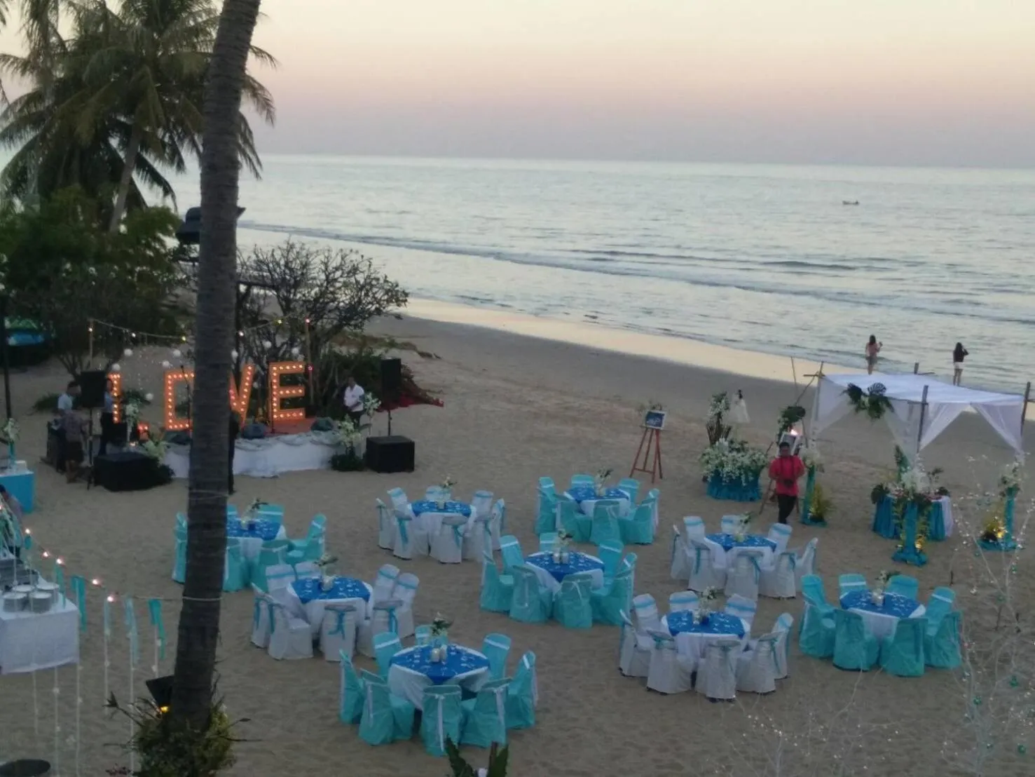 Restaurant/places to eat in Dhevan Dara Beach Villa Kuiburi