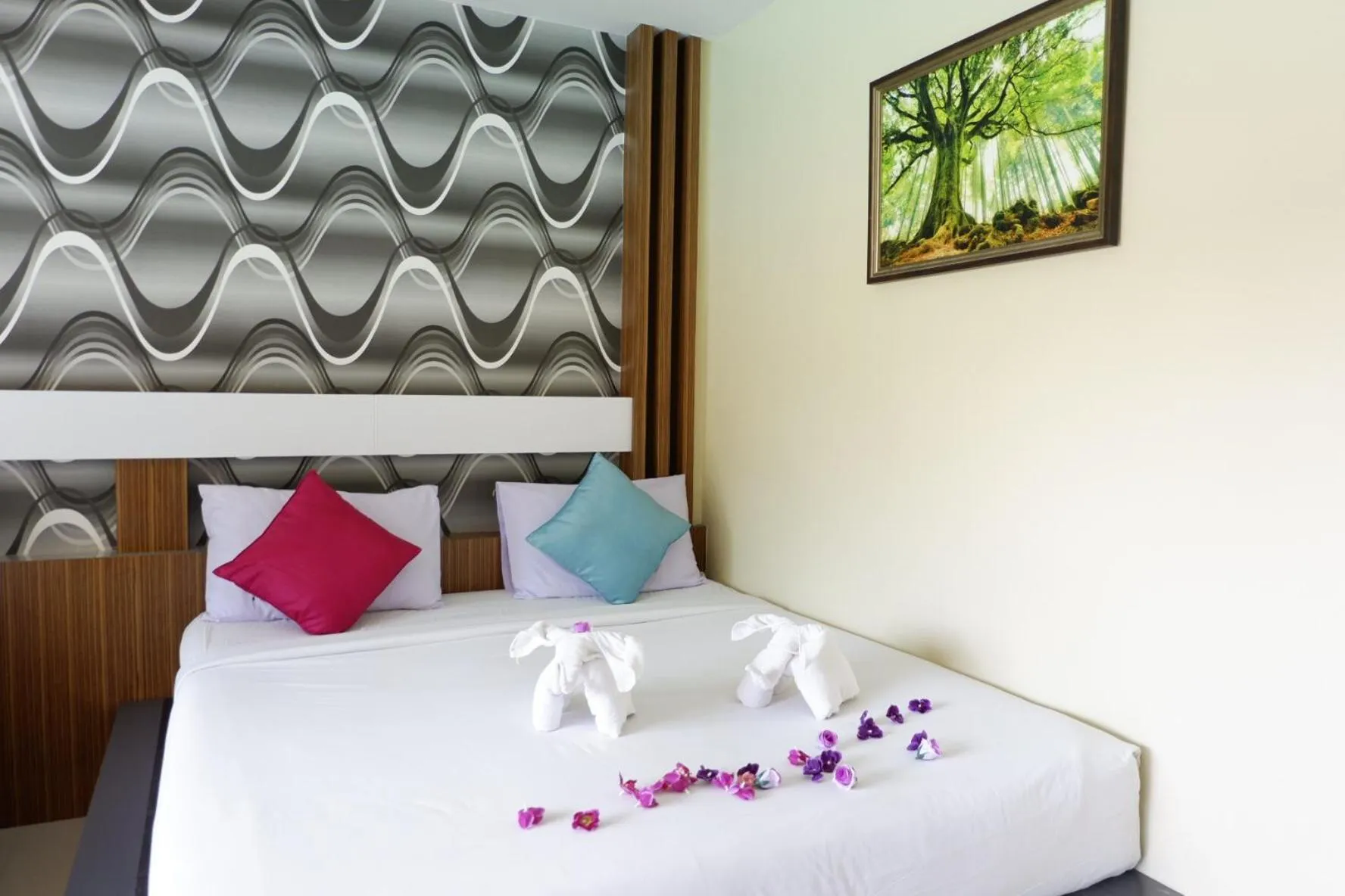 Bedroom, Bed in Phi Phi Maiyada Resort