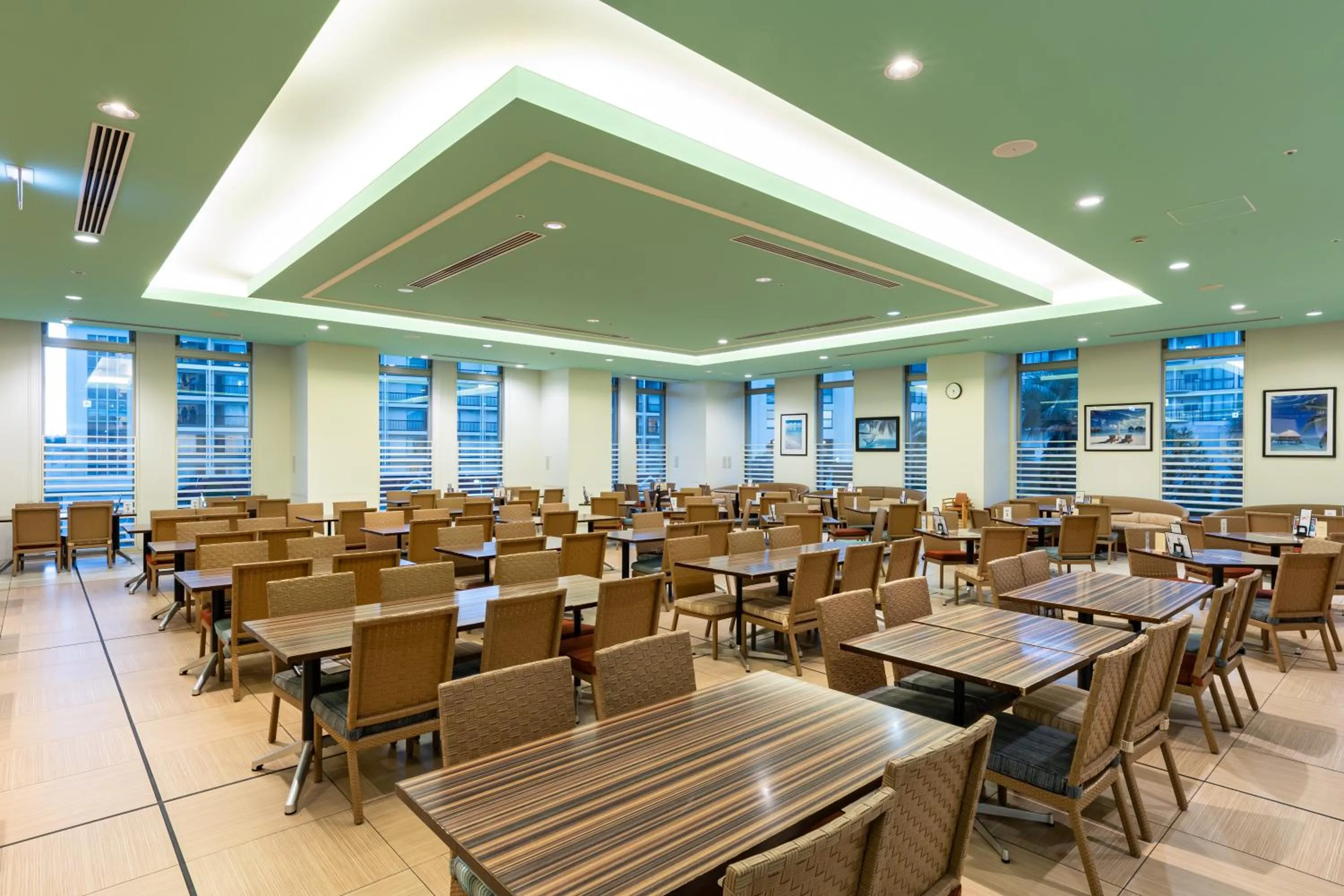 Restaurant/places to eat in Spa Resort Hawaiians Monolith Tower