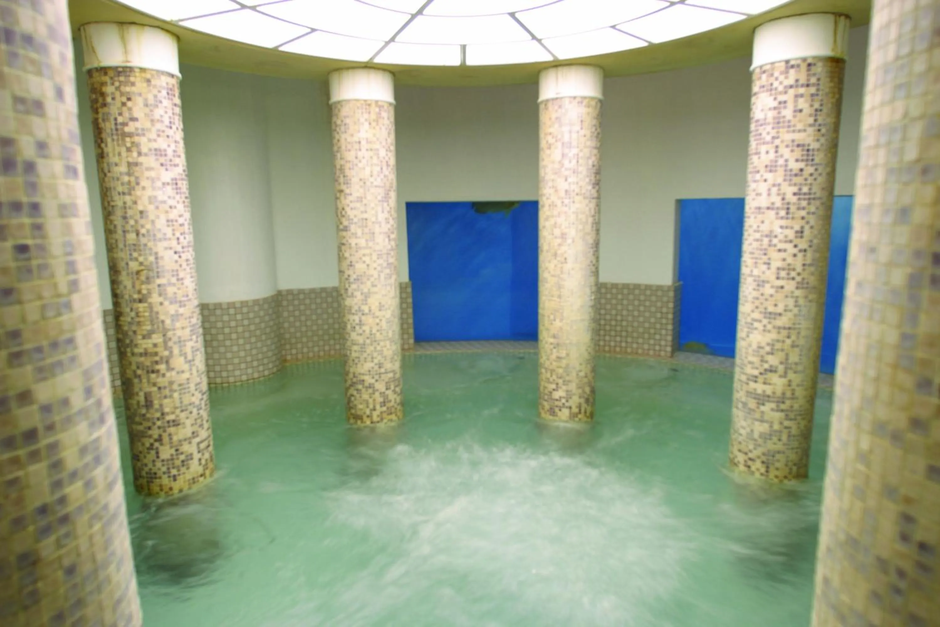 Hot Tub in Spa Resort Hawaiians Monolith Tower