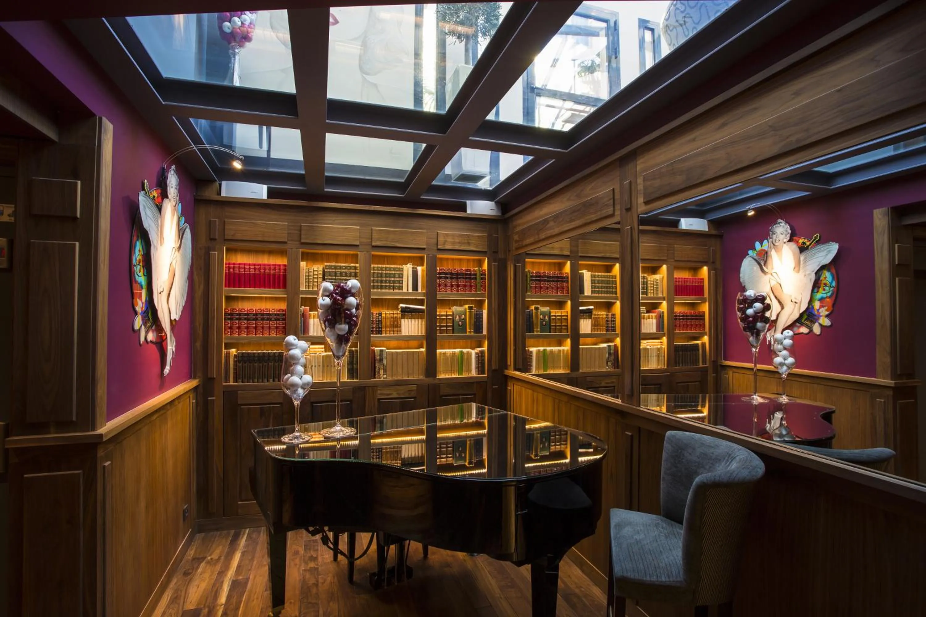 Lounge or bar in Best Western Plus Cannes Riviera