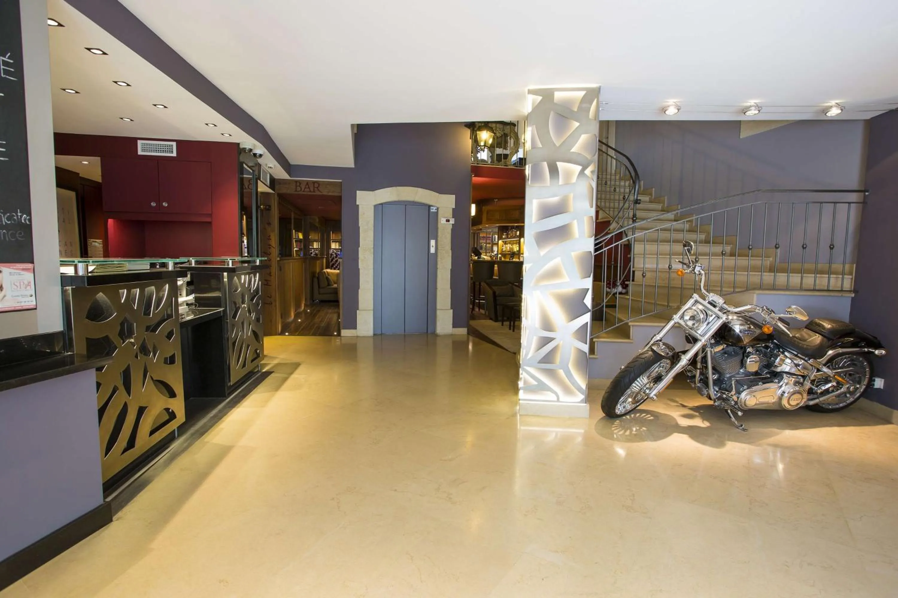 Lobby or reception in Best Western Plus Cannes Riviera