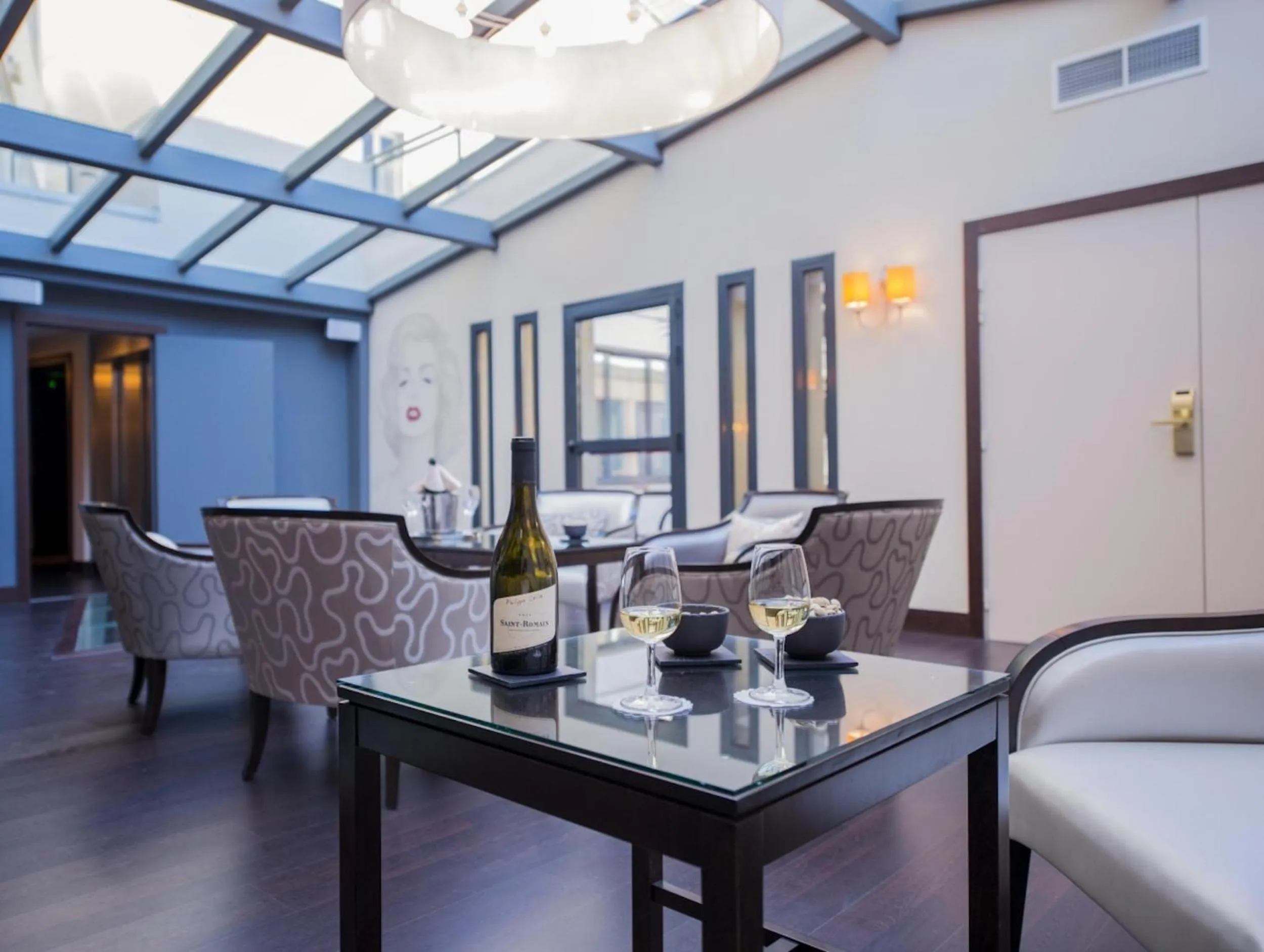 Lounge or bar, Bed in Best Western Plus Cannes Riviera