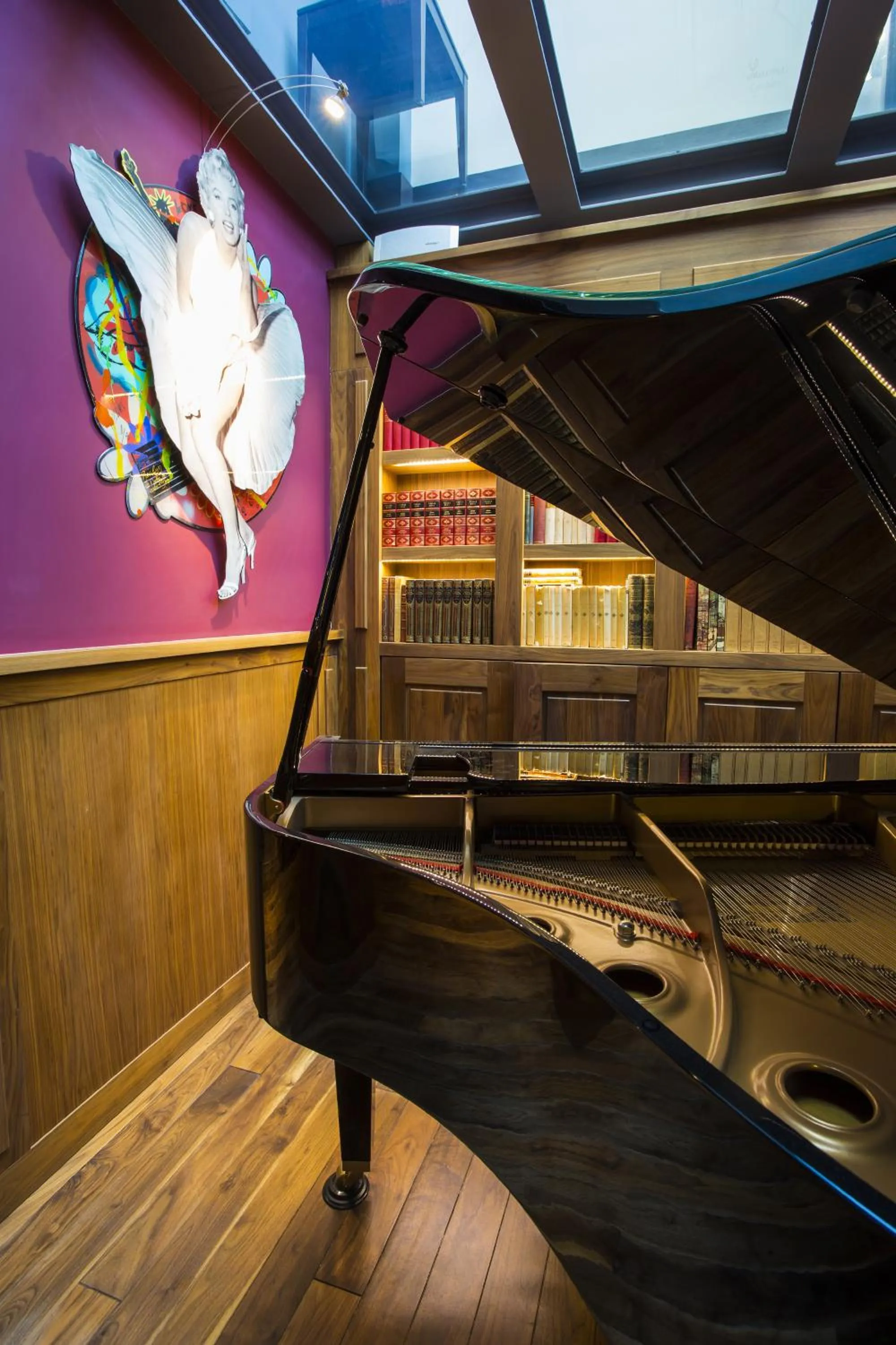 Communal lounge/ TV room in Best Western Plus Cannes Riviera