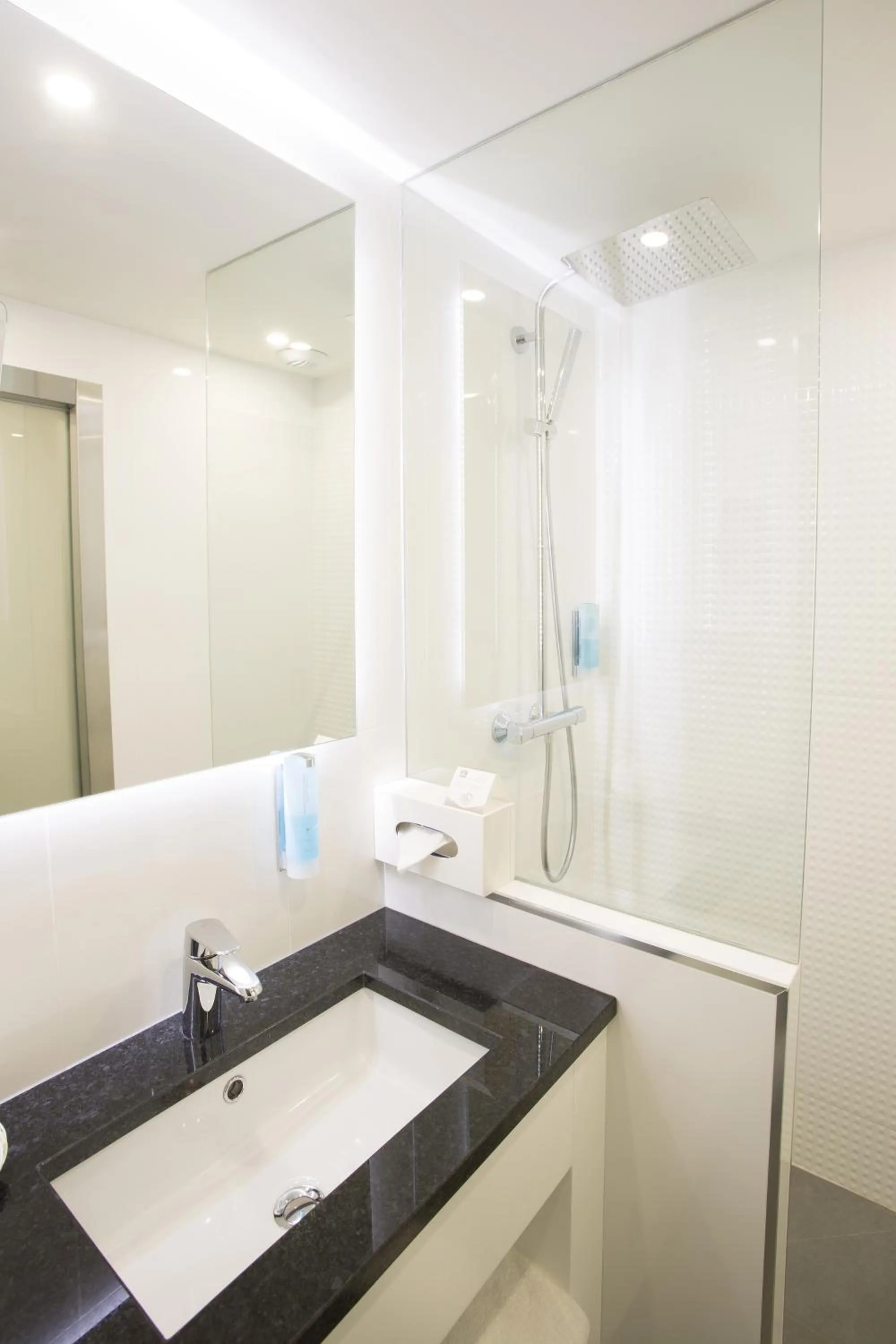 Shower in Best Western Plus Cannes Riviera