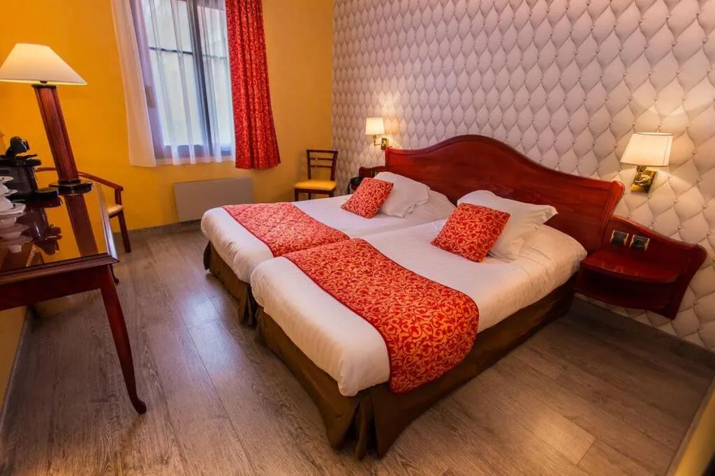 Bed in Cit'Hotel - Hotel Le Cèdre