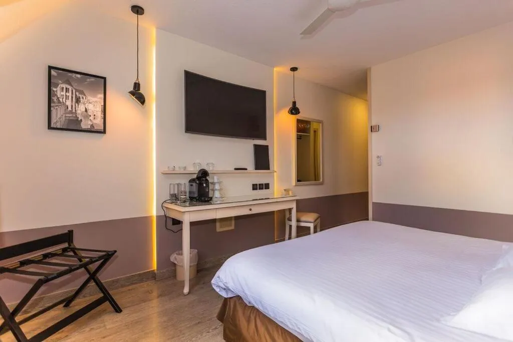 Bed in Cit'Hotel - Hotel Le Cèdre