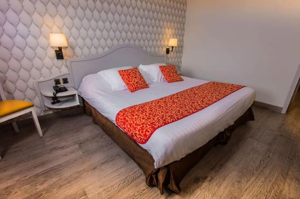 Bed in Cit'Hotel - Hotel Le Cèdre