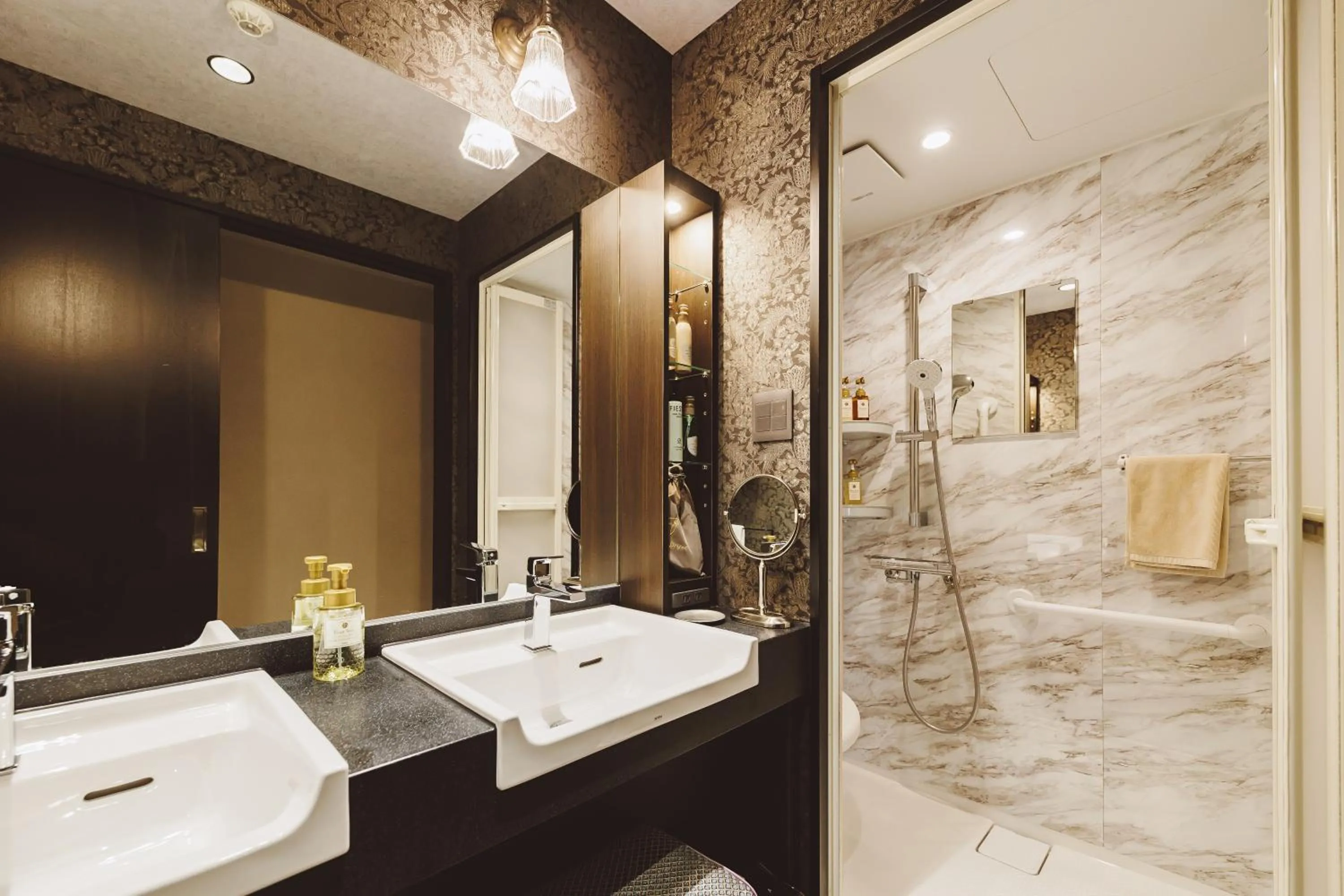 Shower in Kamisuwa Onsen Shinyu