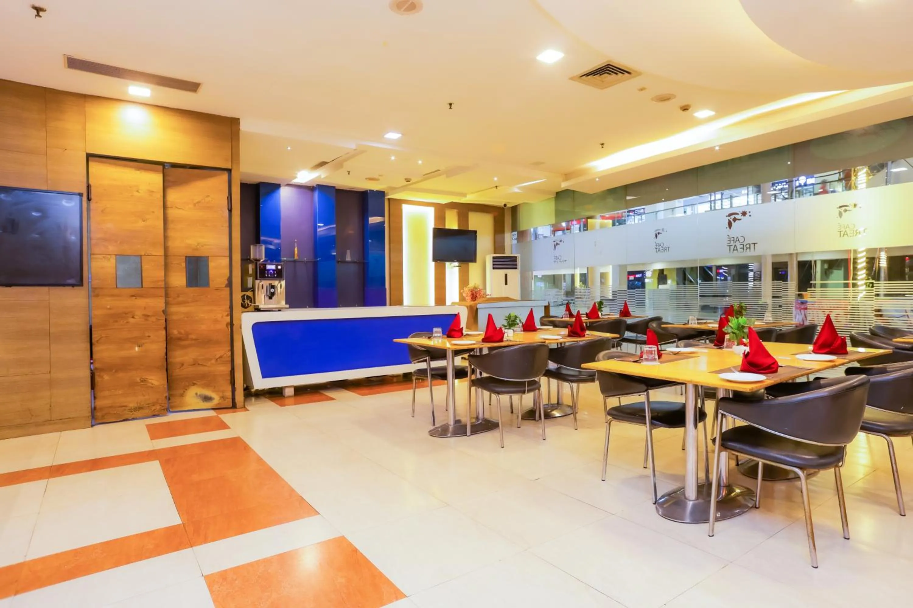 Restaurant/places to eat in Hyphen Premier-Business Hotel