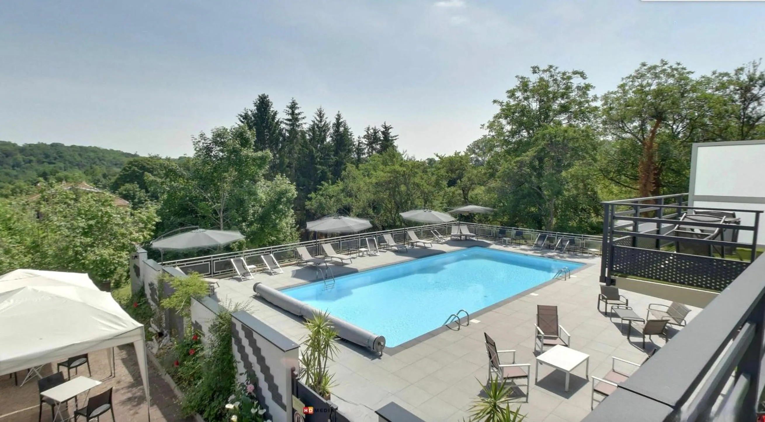 Pool view in Logis Hotel Maison Carrée Restaurant O Carré dArt