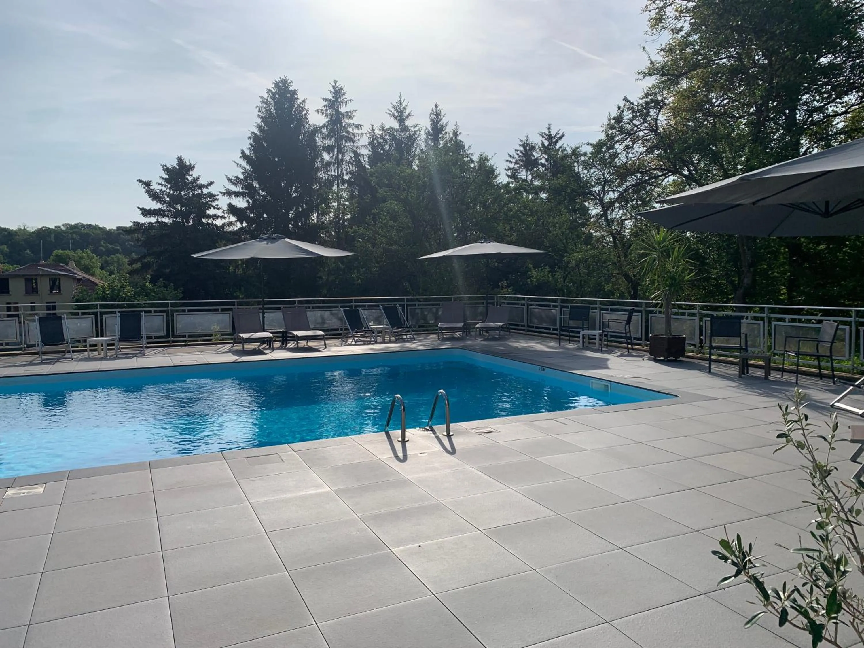 Swimming pool in Logis Hotel Maison Carrée Restaurant O Carré dArt